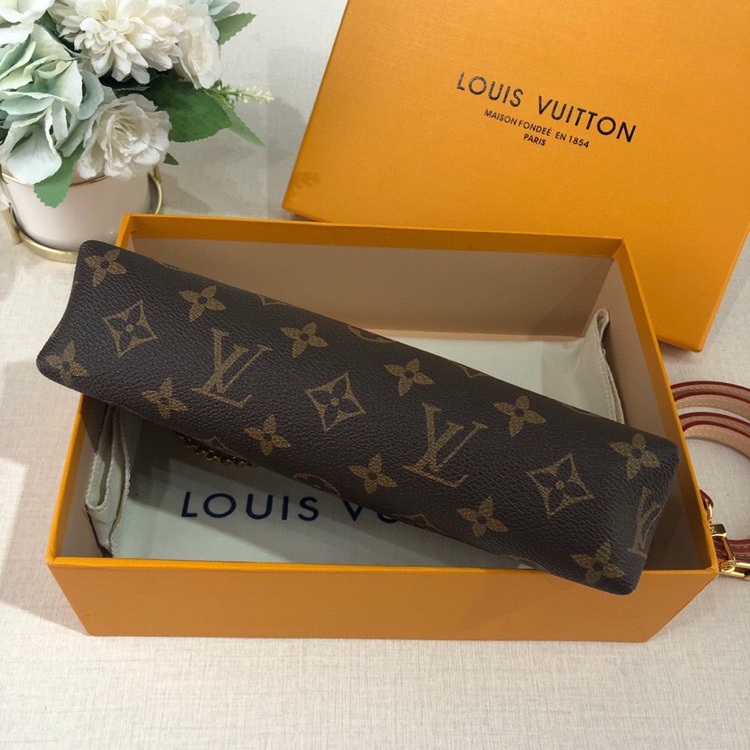 L0vis Vvtt0n Monogram Pallas Clutch