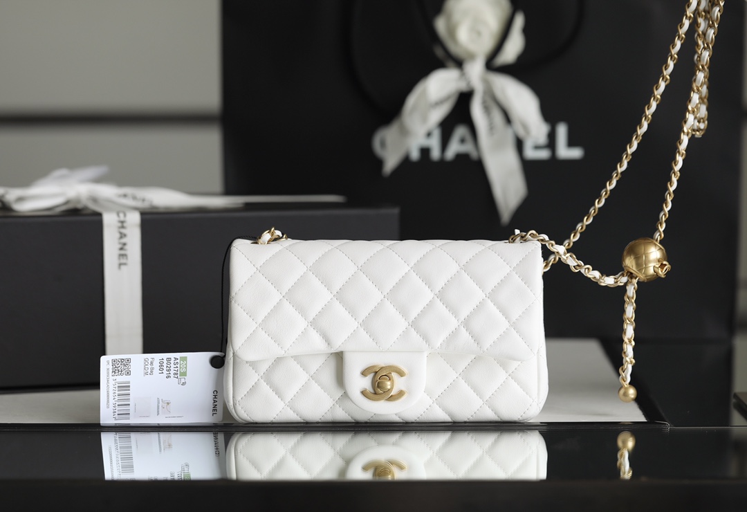 ch**el classic flap mini with G01den ball