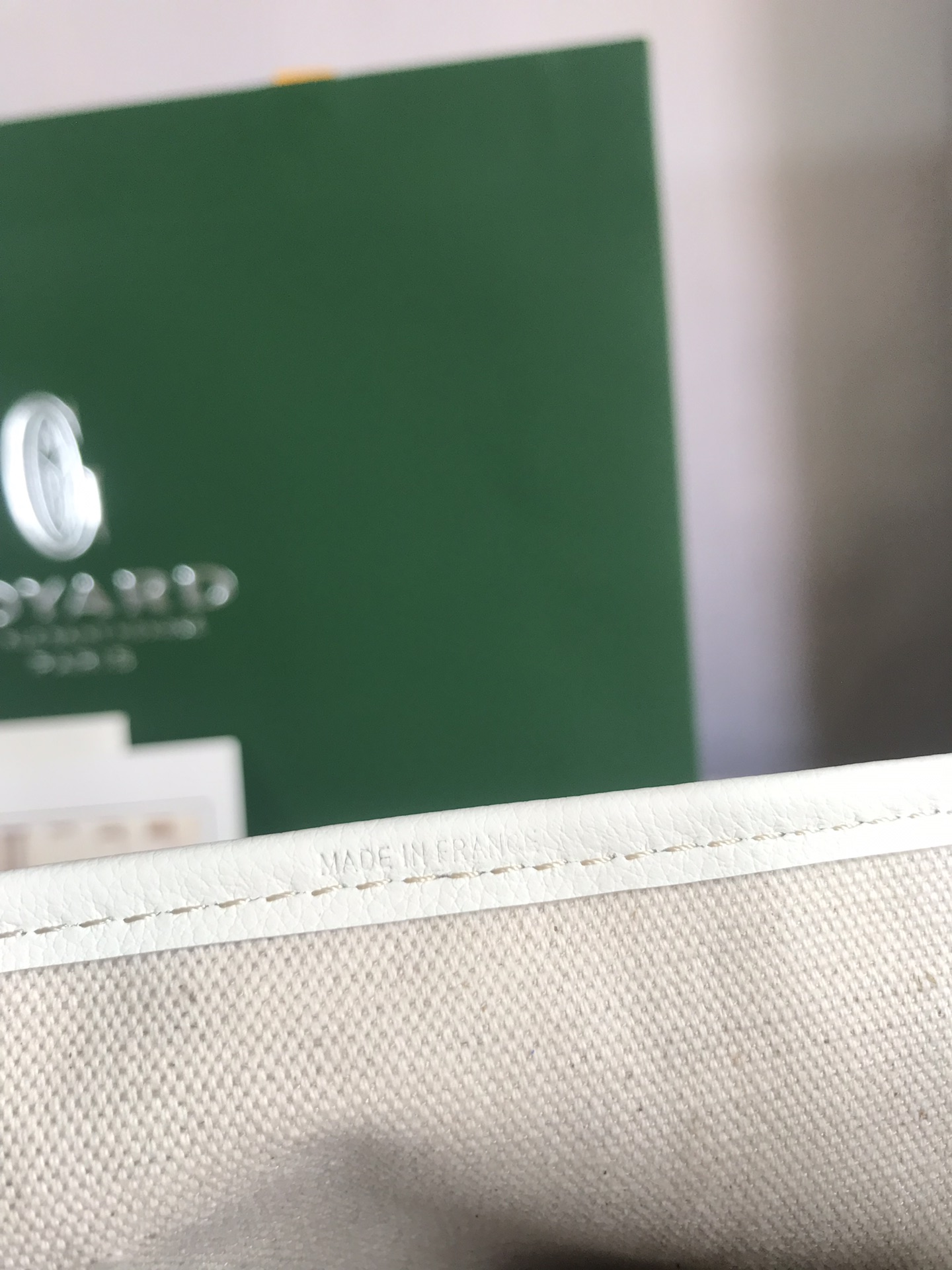 G09ard Tote bag