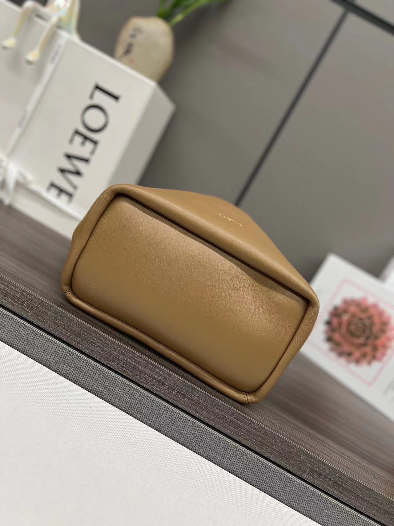 L0ew* Medium Squeeze bag in nappa lambskin