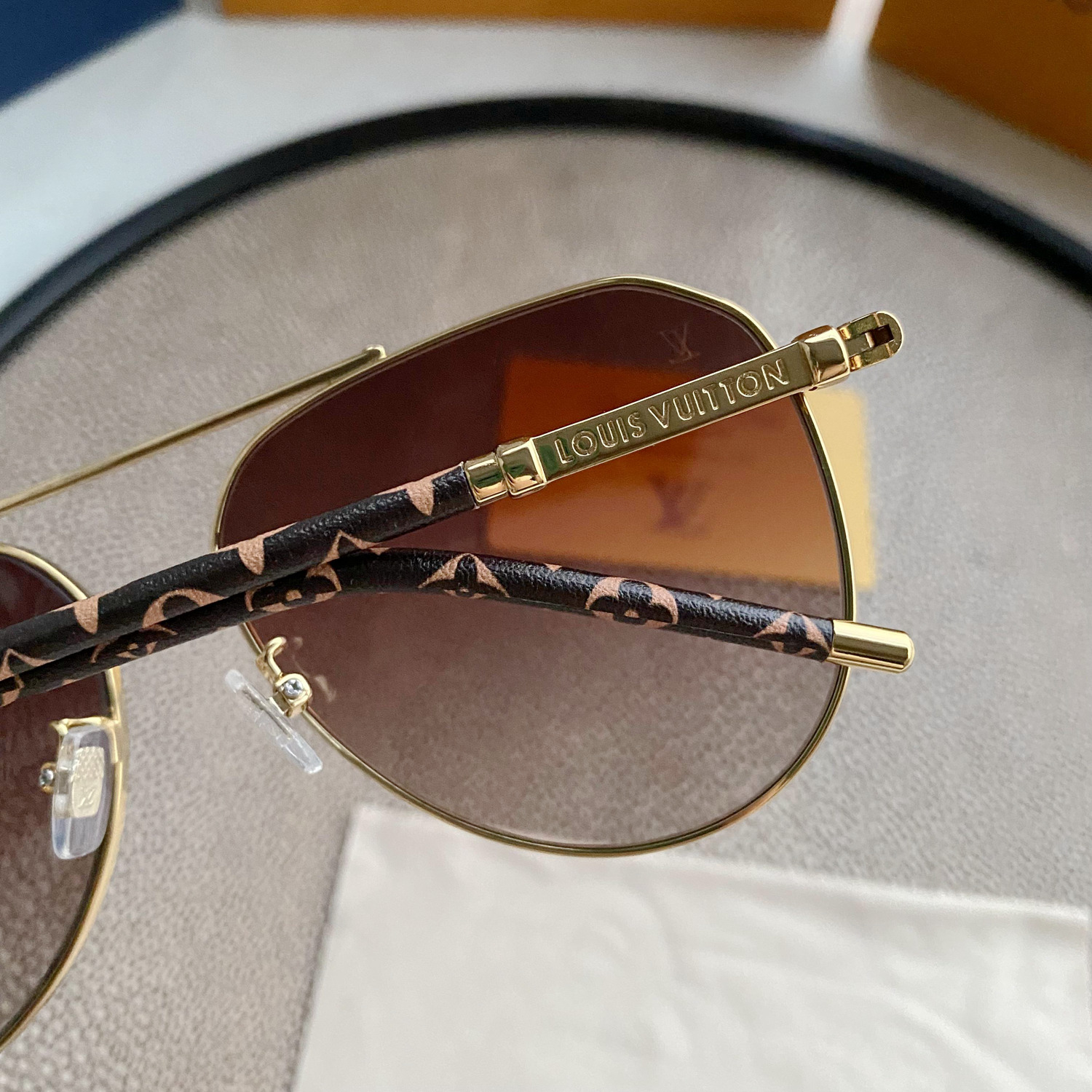 L0visVvtt0n Sunglasses