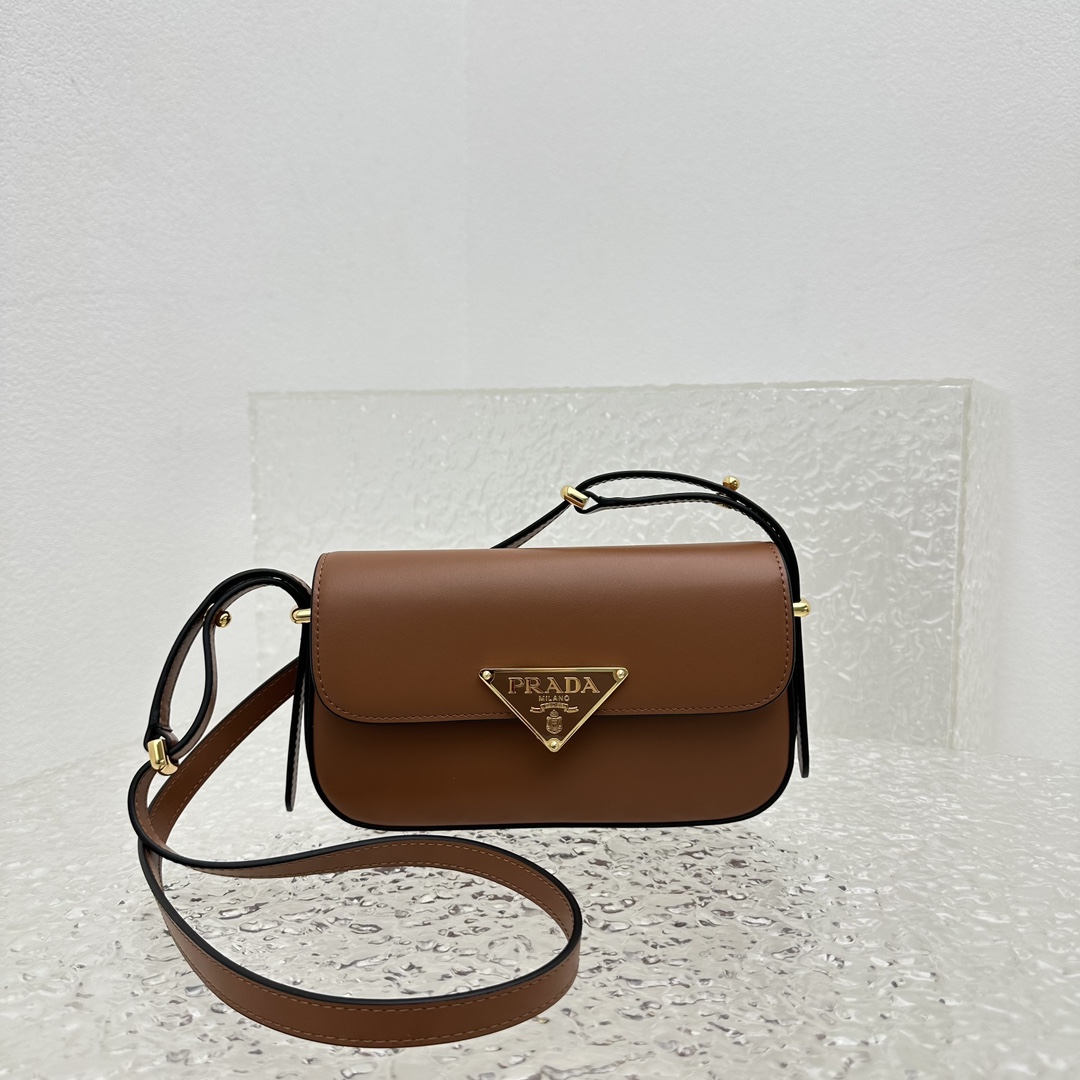 Pra*a Saffiano bag