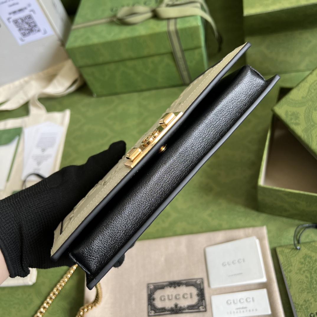 Gvc*1 Leather clutch