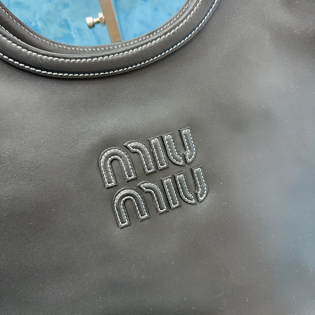 M1um1u Hobo bag