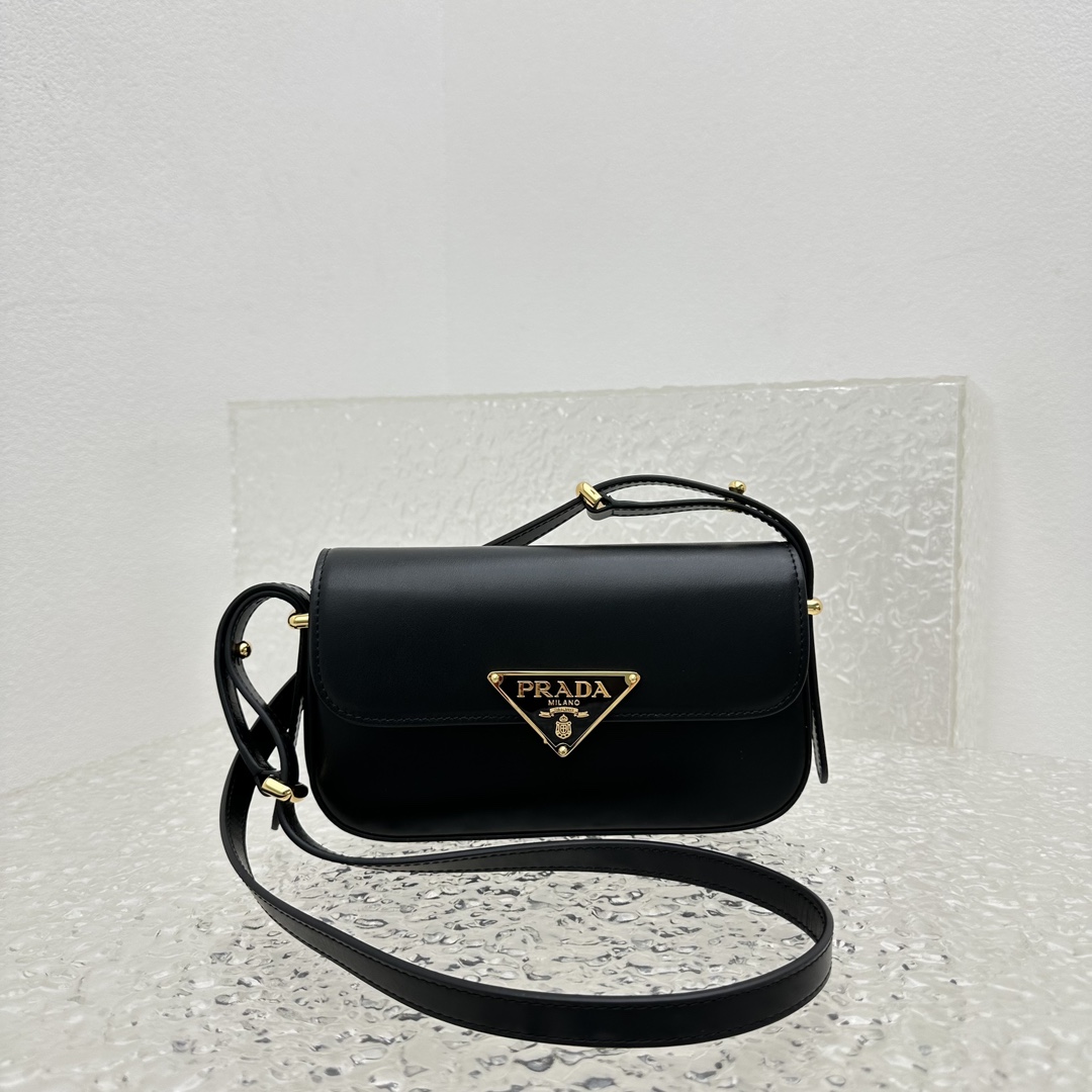 Pra*a Saffiano bag