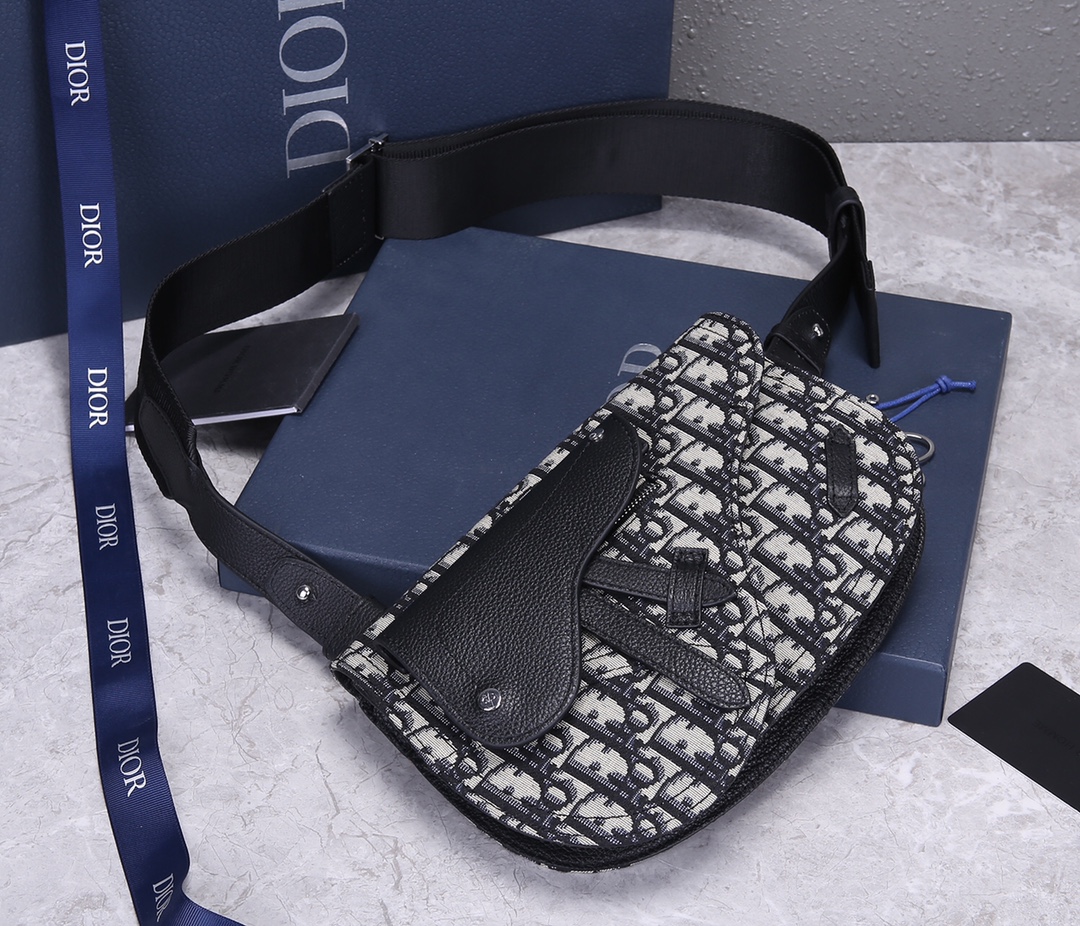 D10r Men’s Saddle Bag