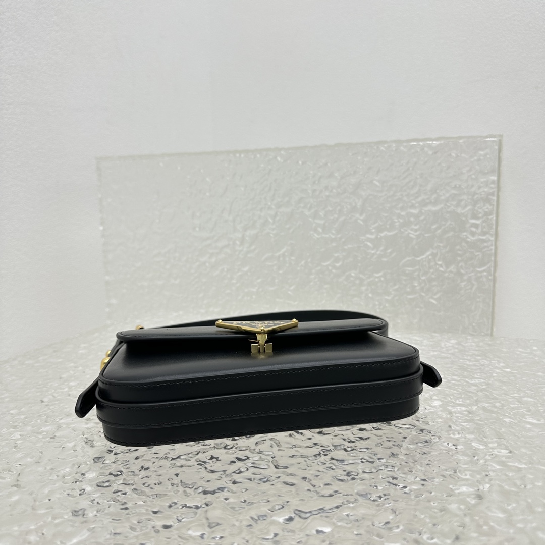 Pra*a Saffiano bag
