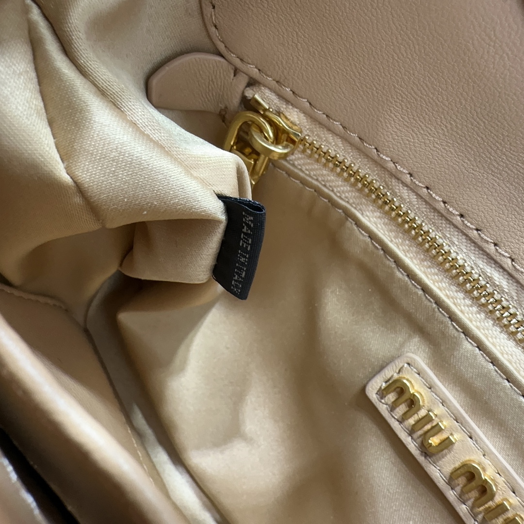 M1um1u Hobo bag