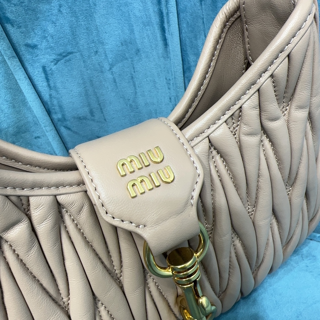 M1um1u Hobo bag
