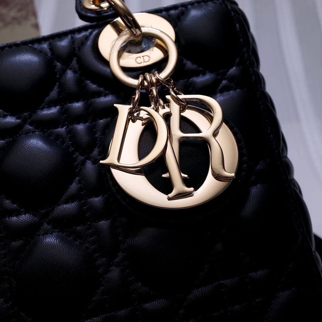 Lady D10r