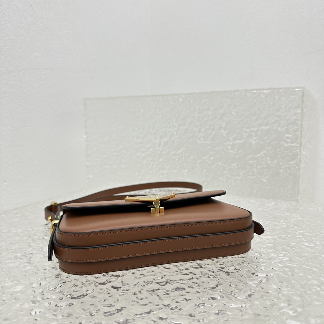 Pra*a Saffiano bag