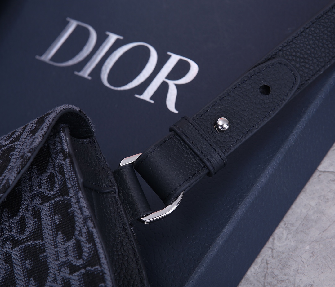 D10r Saddle Man’s Bag