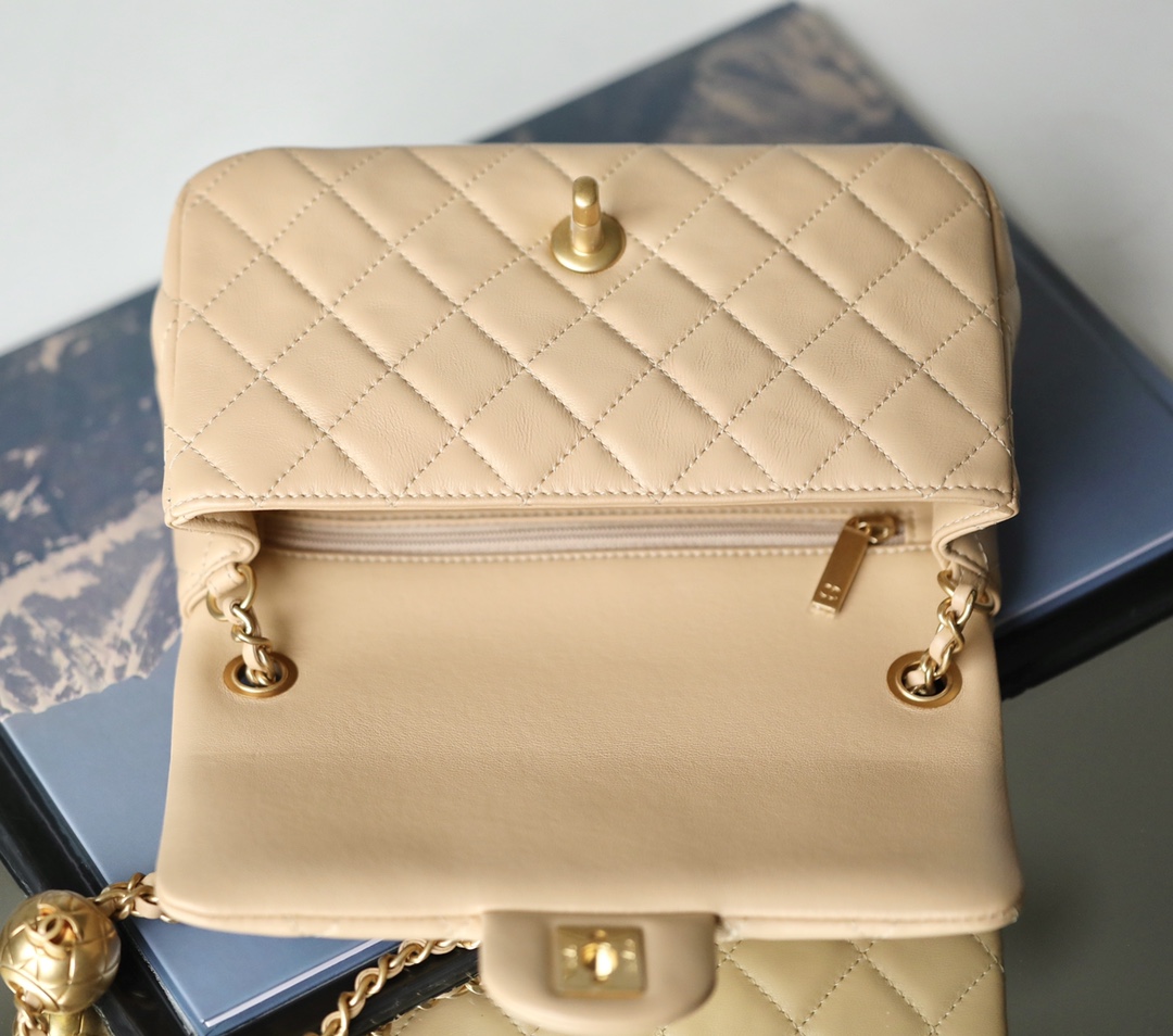 ch**el classic flap mini with G01den ball