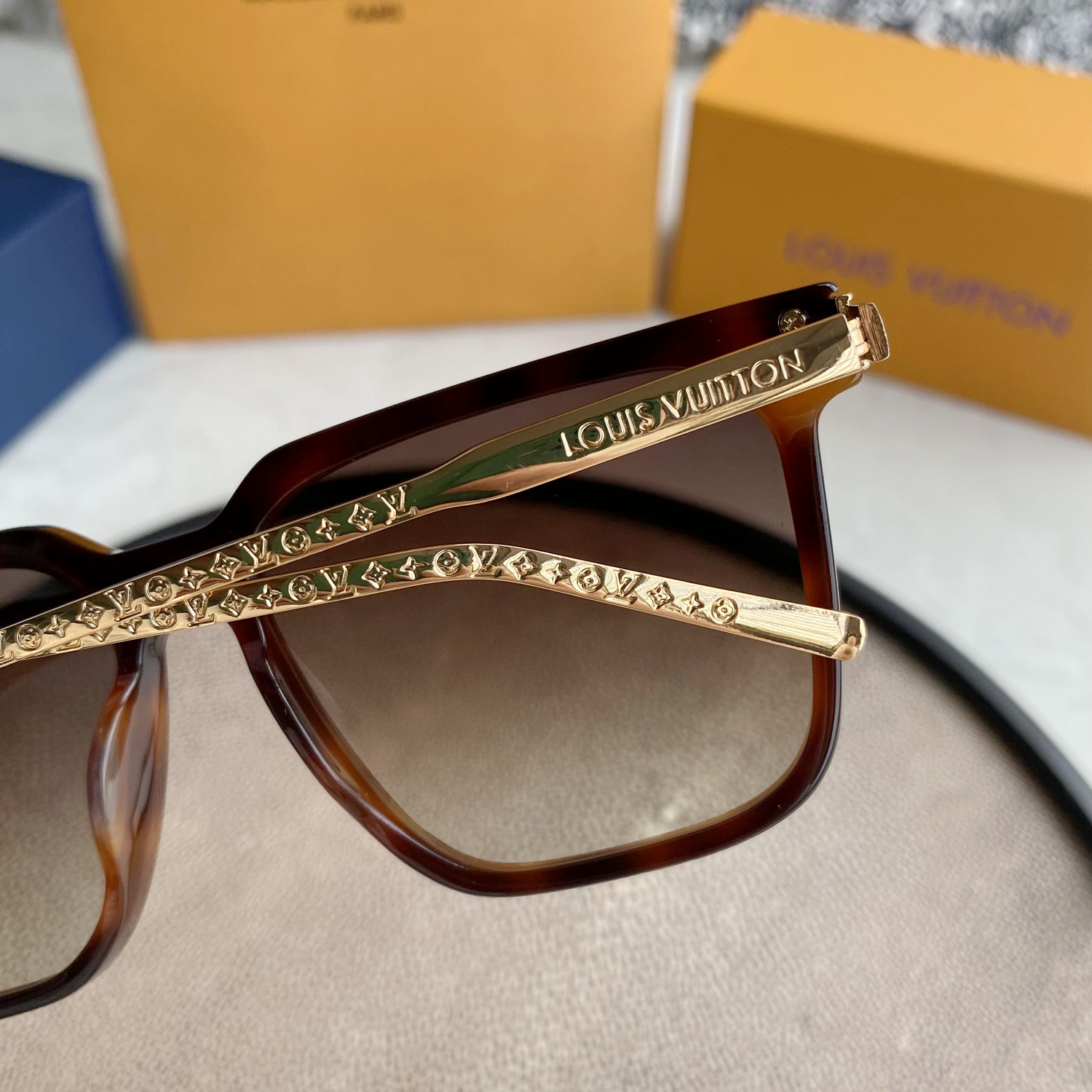 L0vis Vvtt0n | rise square sunglasses