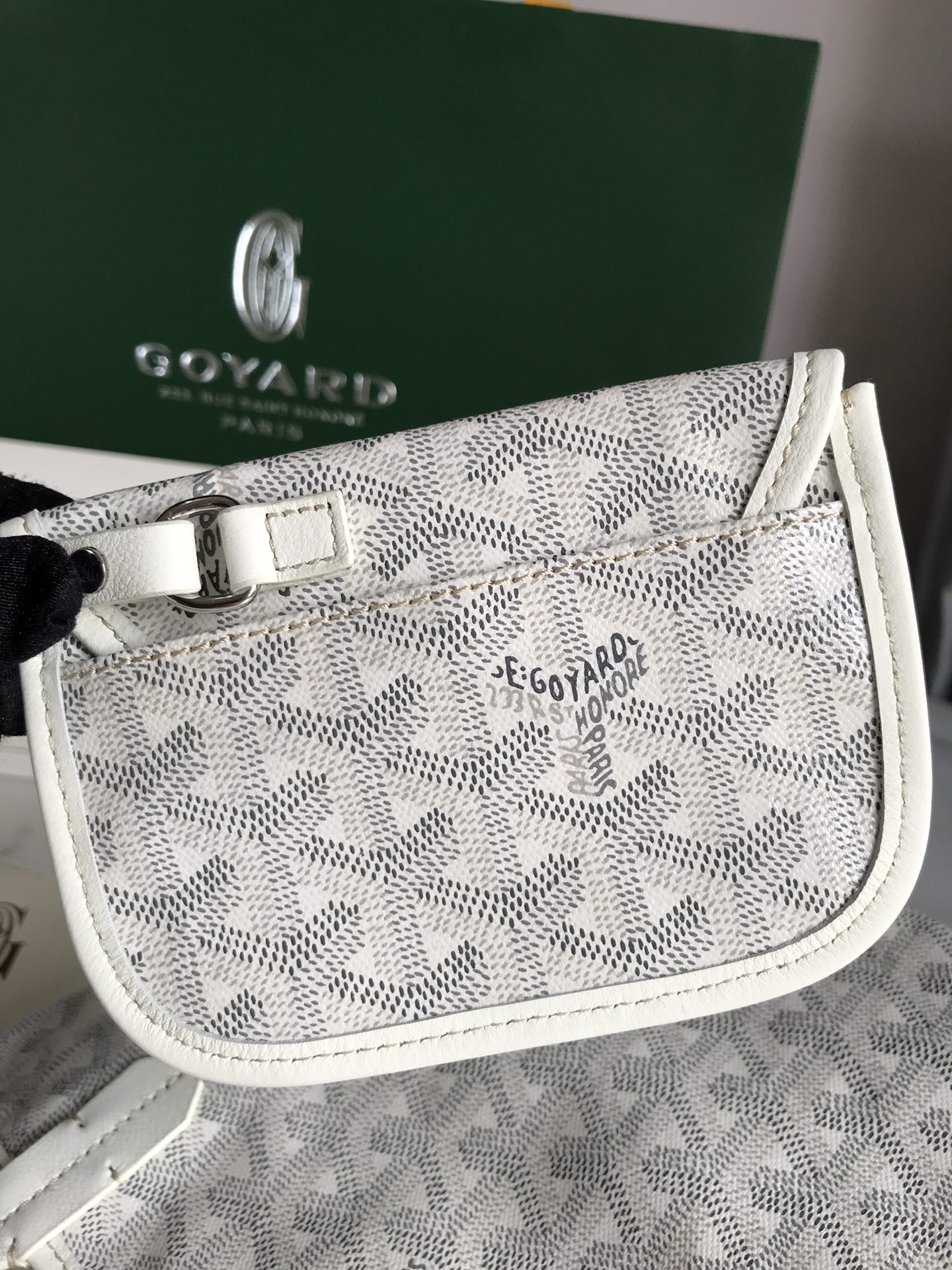 G09ard Tote bag