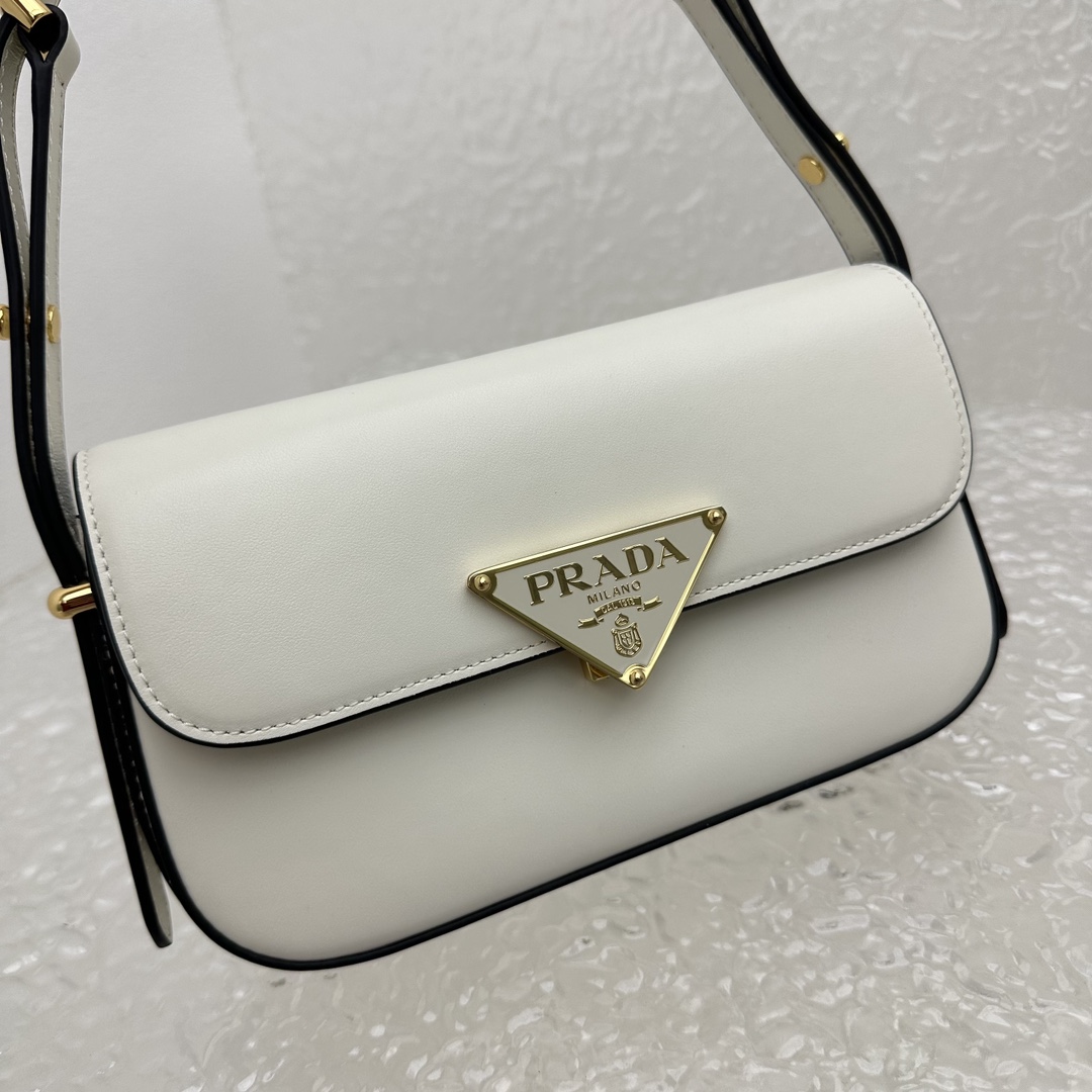Pra*a Saffiano bag