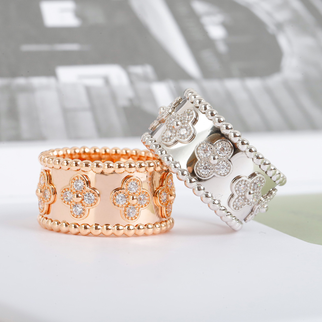 V*n Cl**f Perlée Ring
