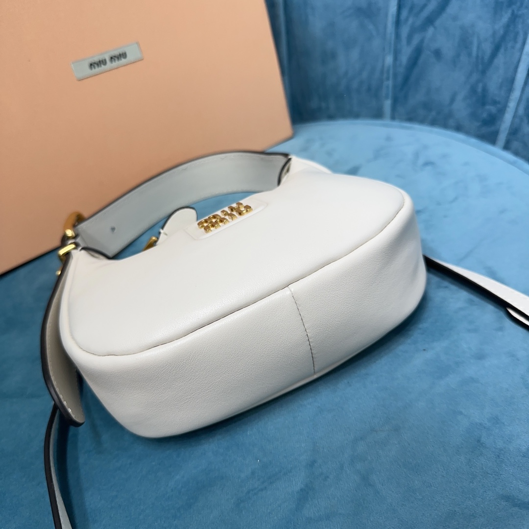 M1v hobo bag