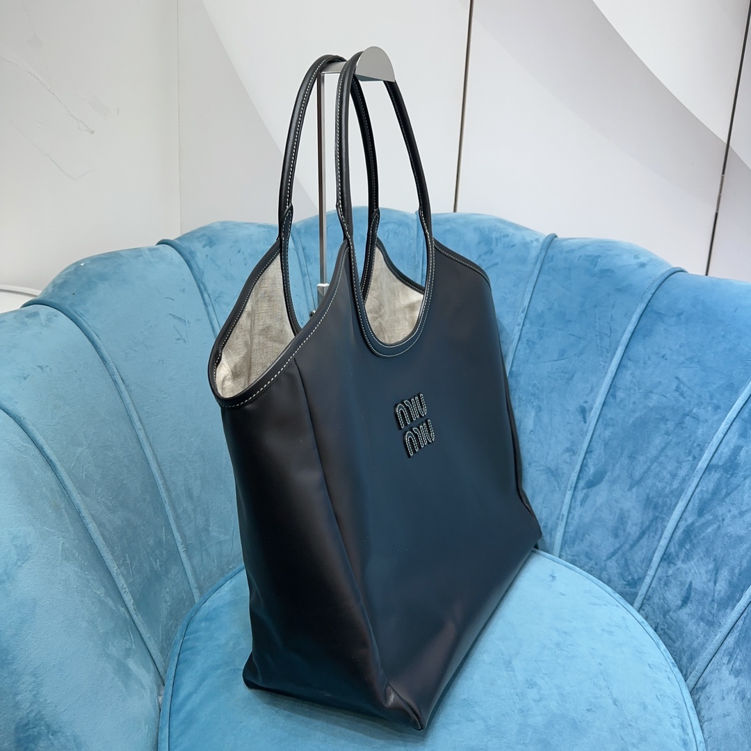M1um1u Hobo bag