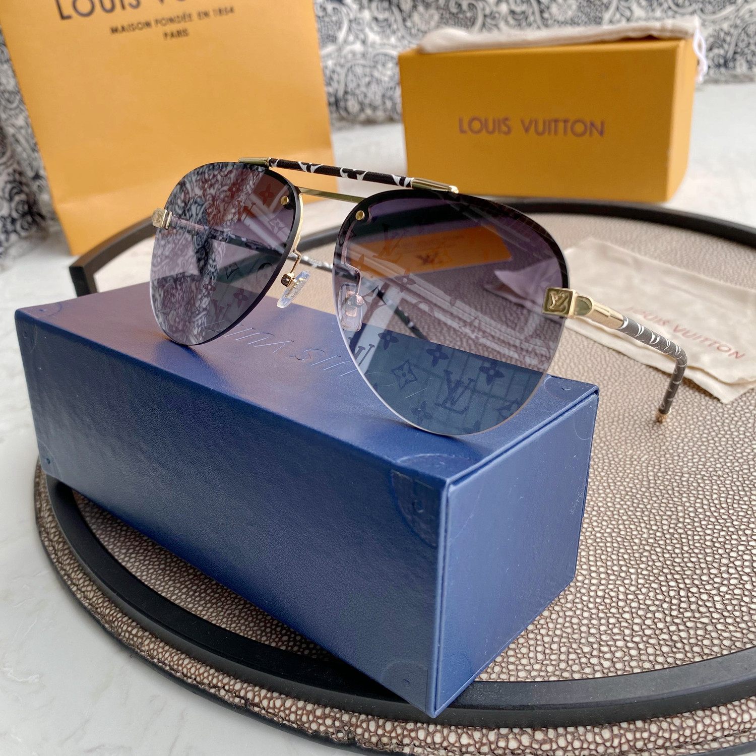 Pink Gradiant Monogram Stem Aviators