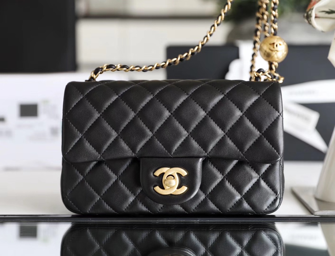 ch**el classic flap mini with G01den ball