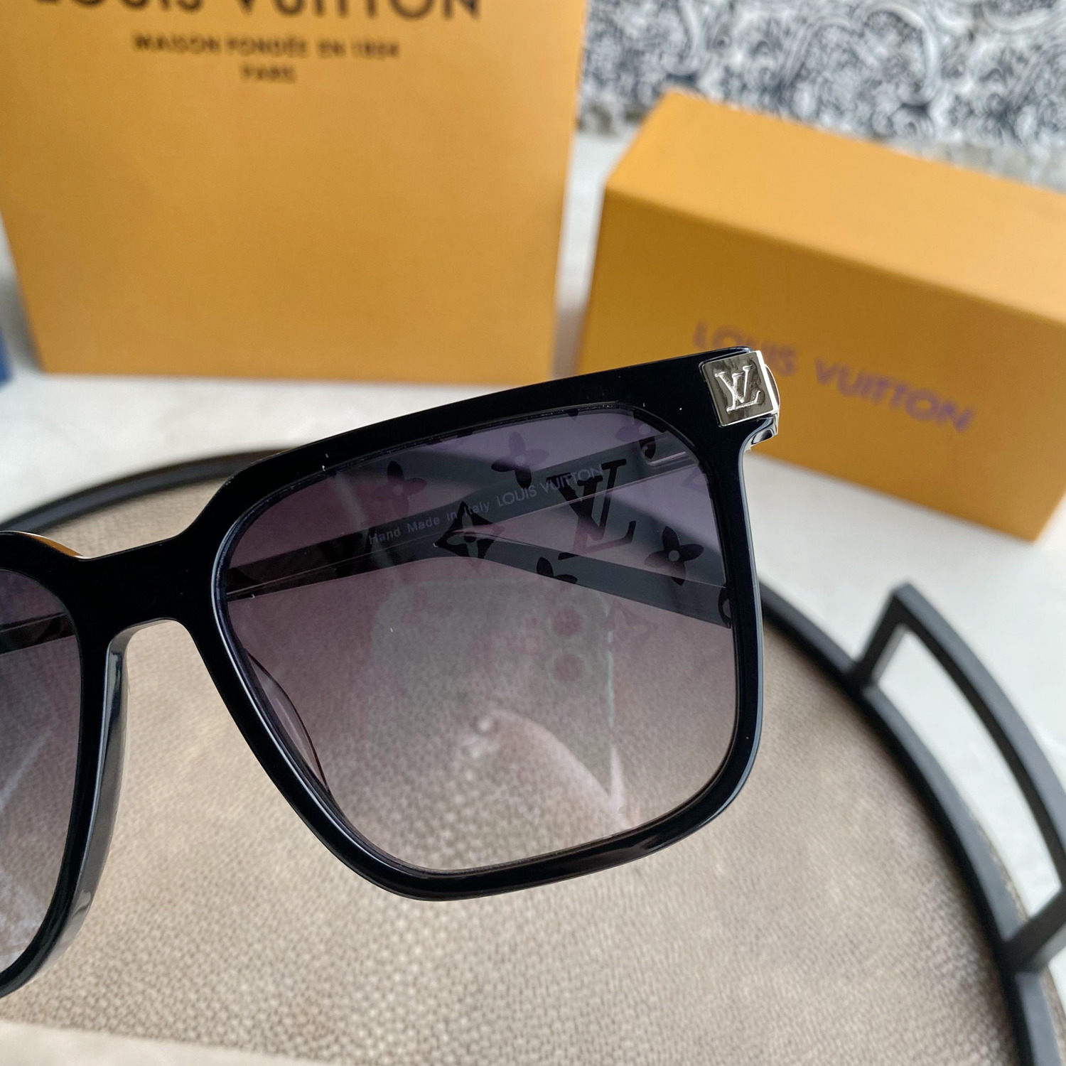 L0vis Vvtt0n | rise square sunglasses