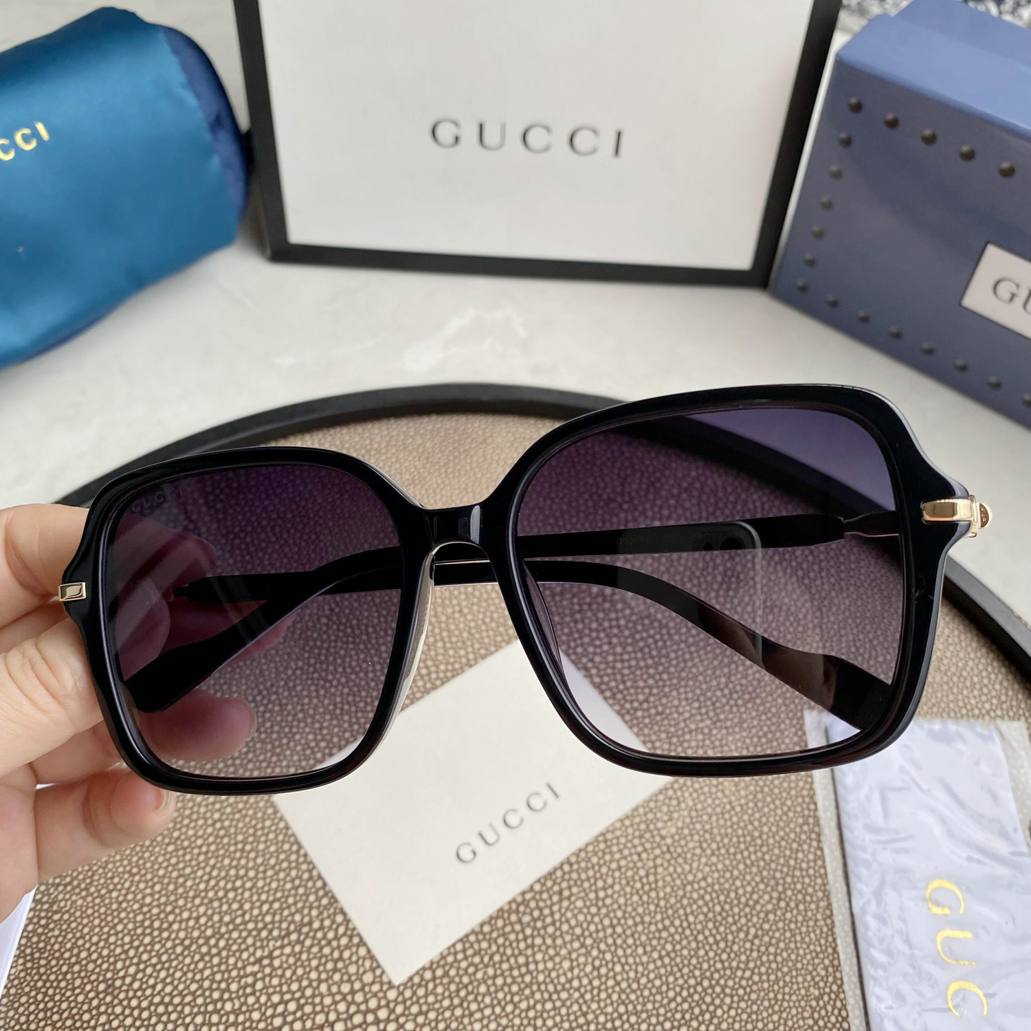 RECTANGULAR FRAME SUNGLASSES
