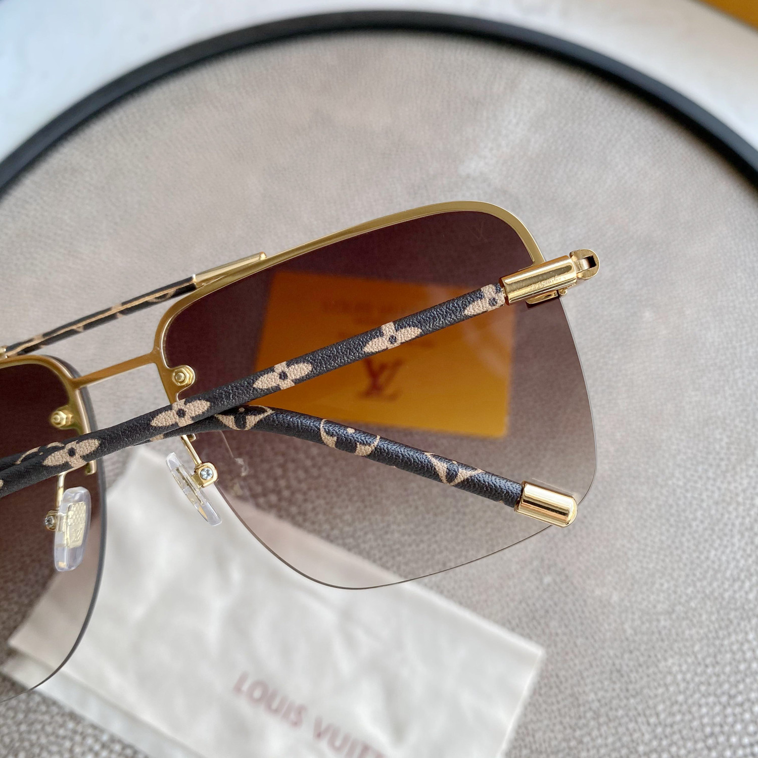 LV GOLD AVIATOR SUNGLASSES