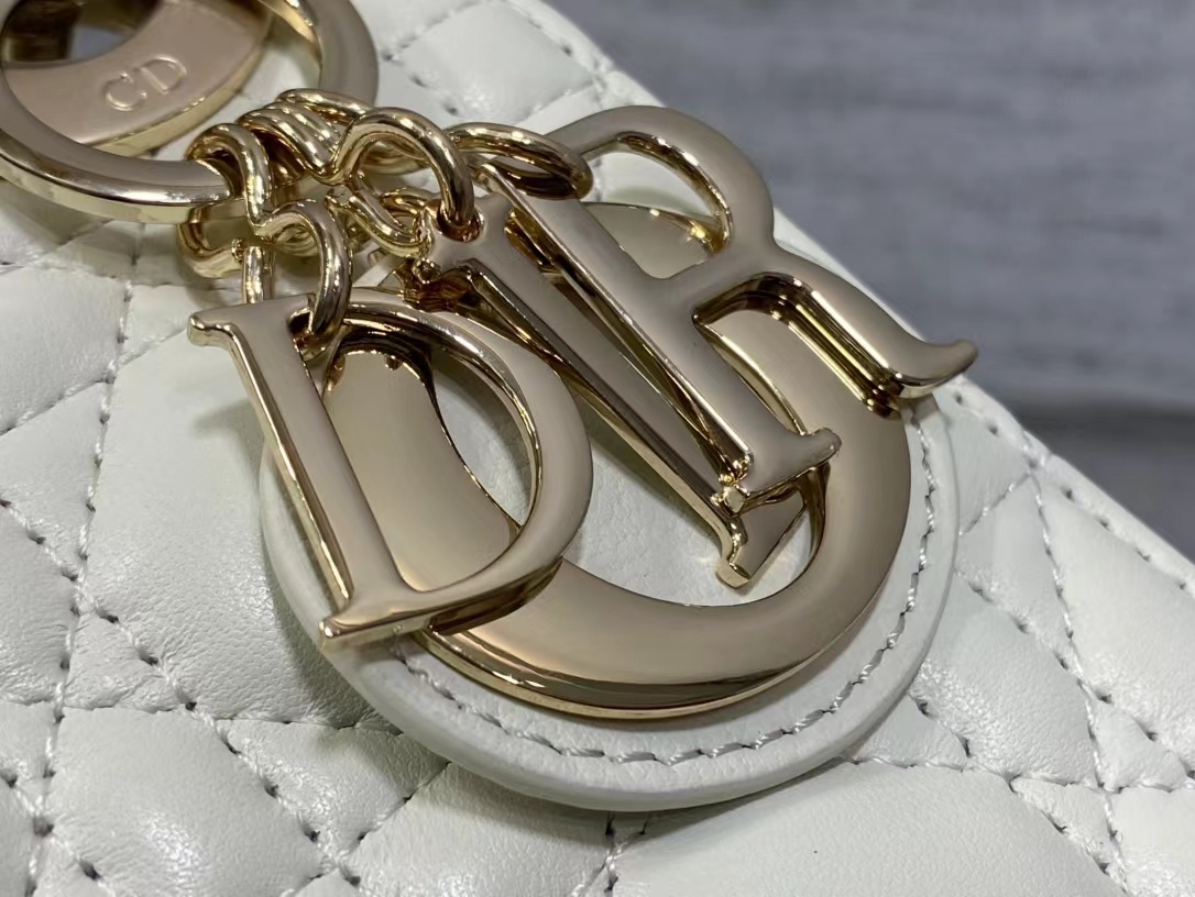 Lady D10r In White