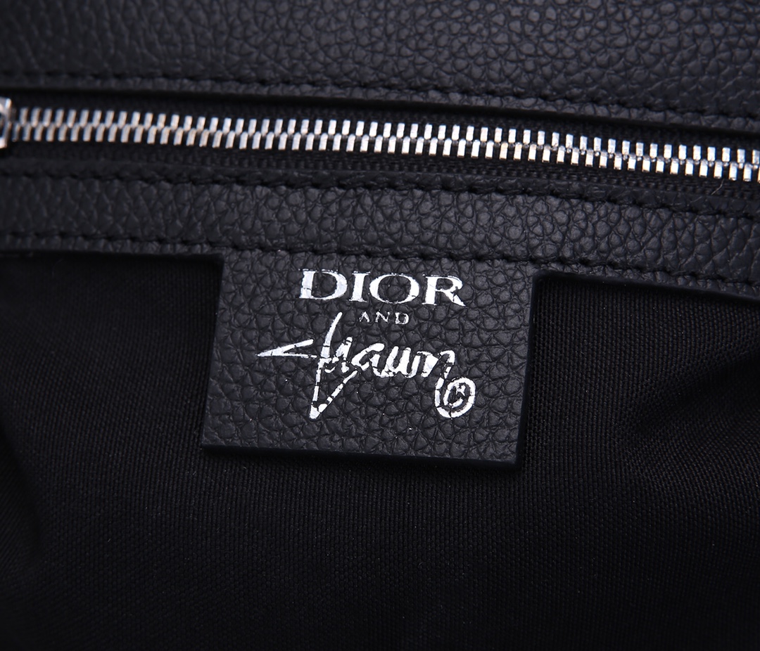 D10r Men’s Bee Print Shoulder Bag