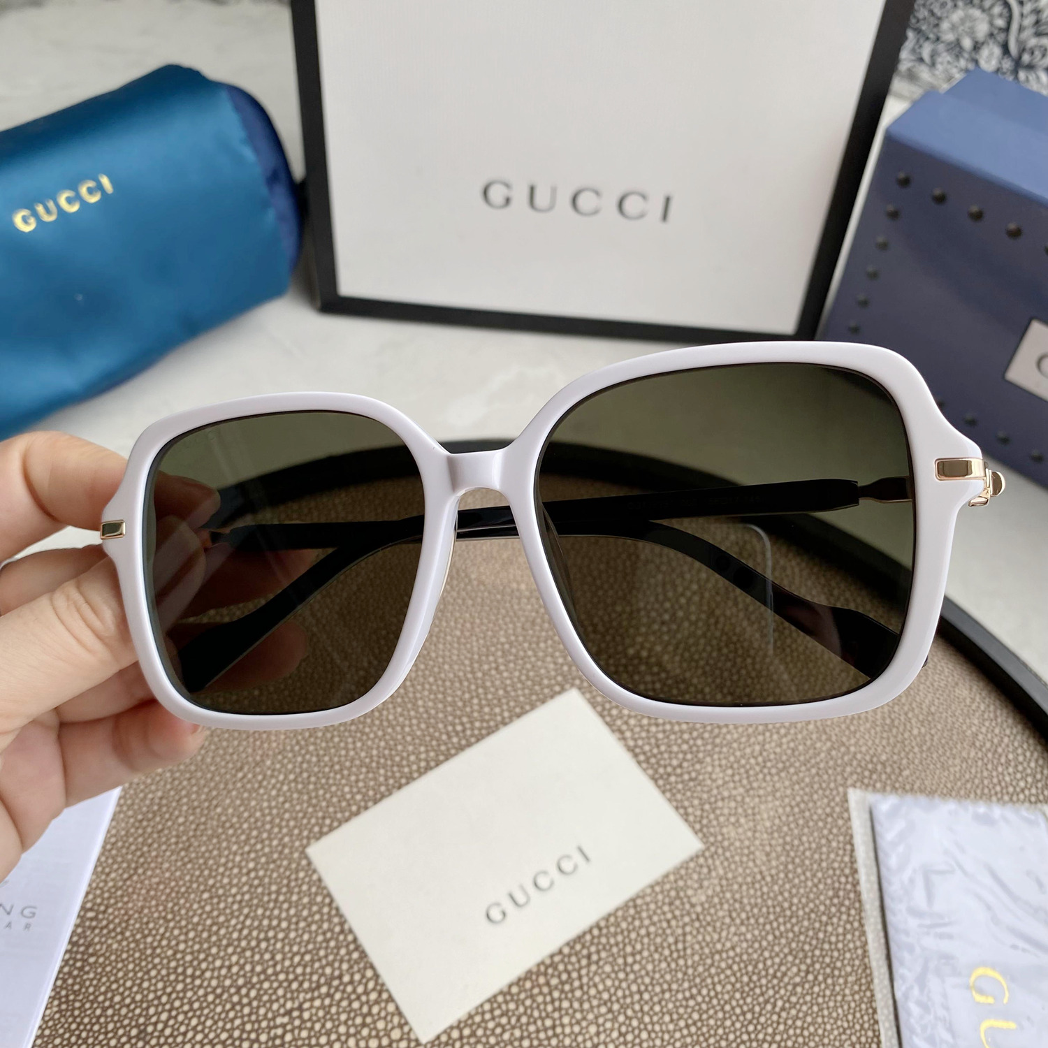 RECTANGULAR FRAME SUNGLASSES