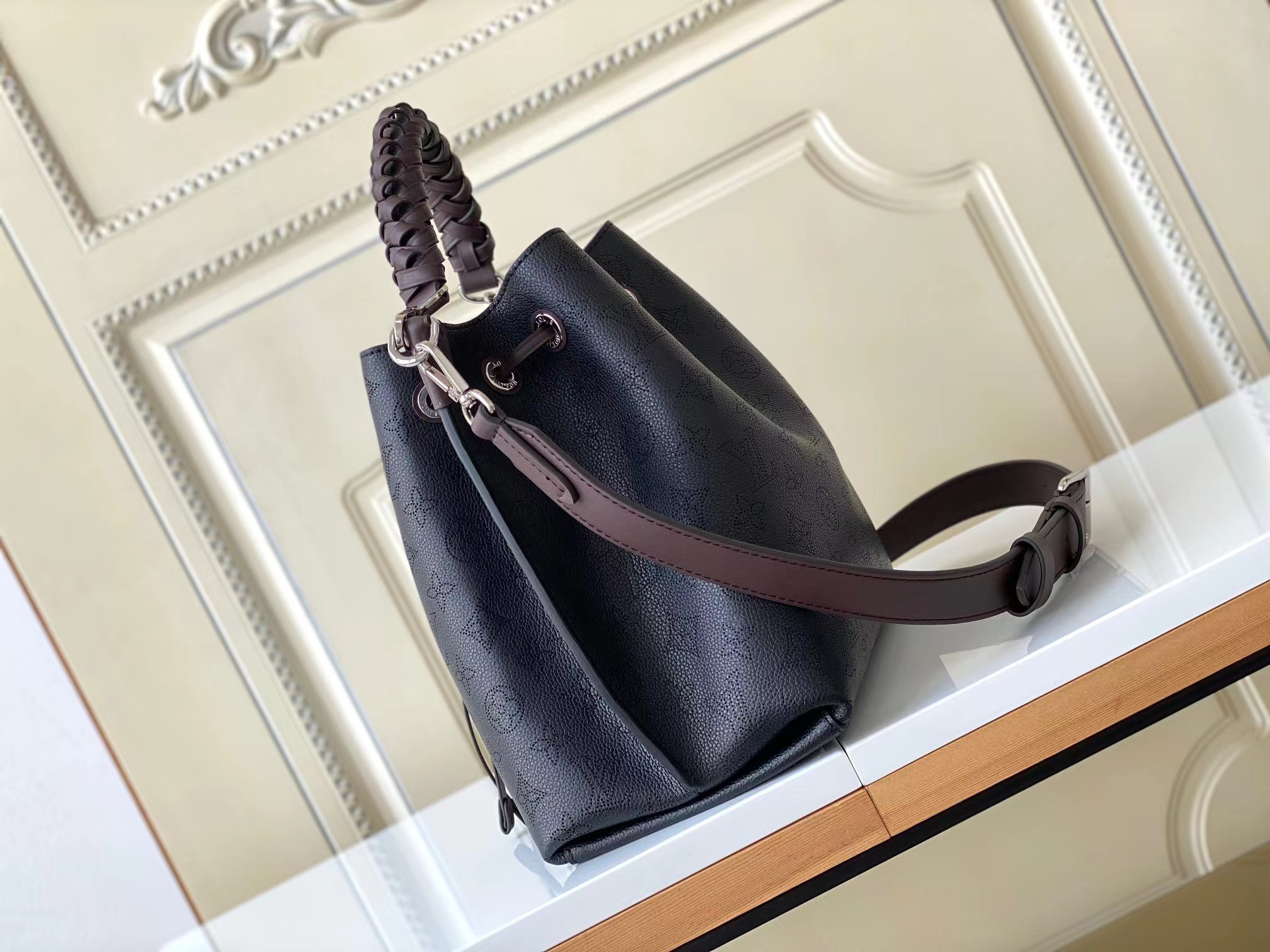L0vis Vvtt0n Muria Bucket Bag Black