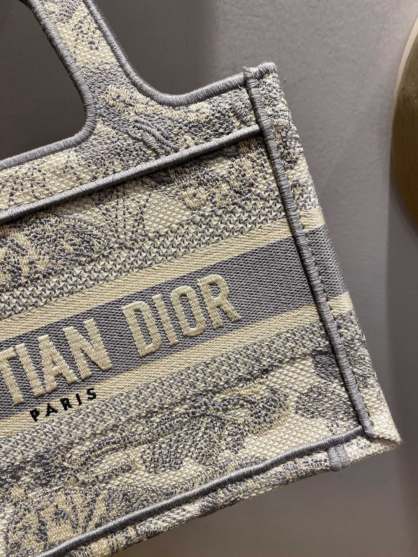 D10r BOOK TOTE