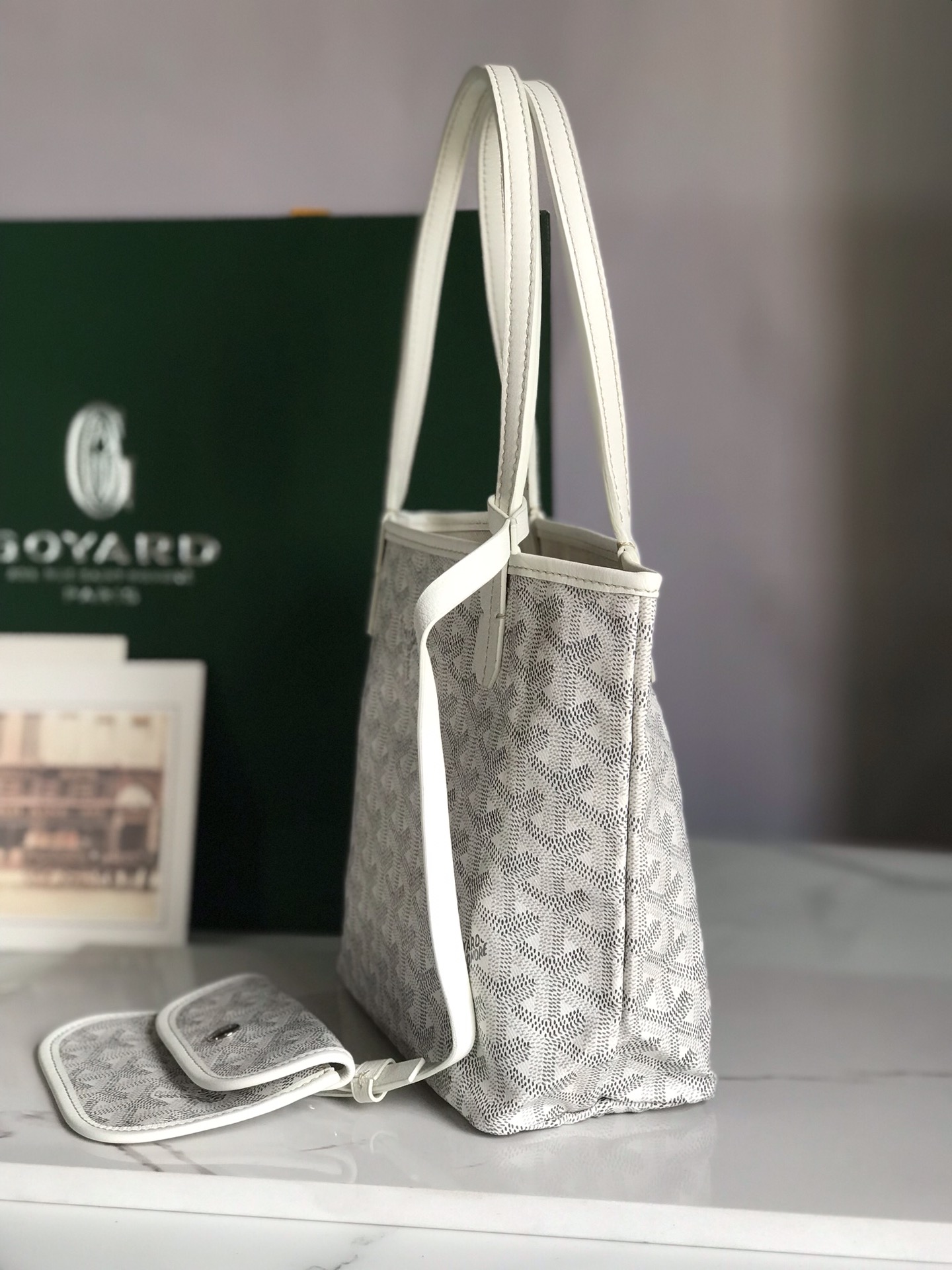 G09ard Tote bag