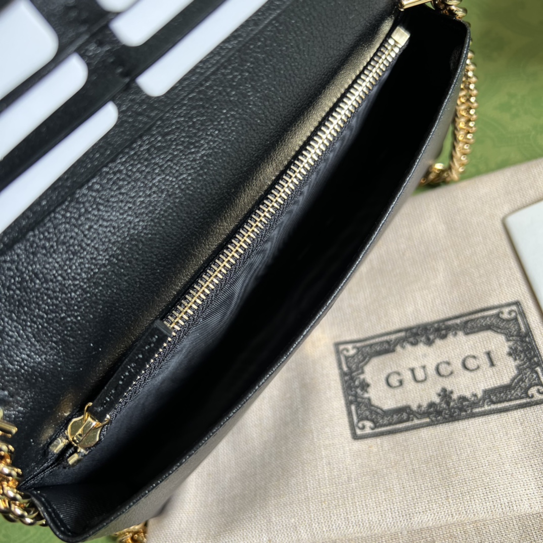Gvc*1 Leather clutch