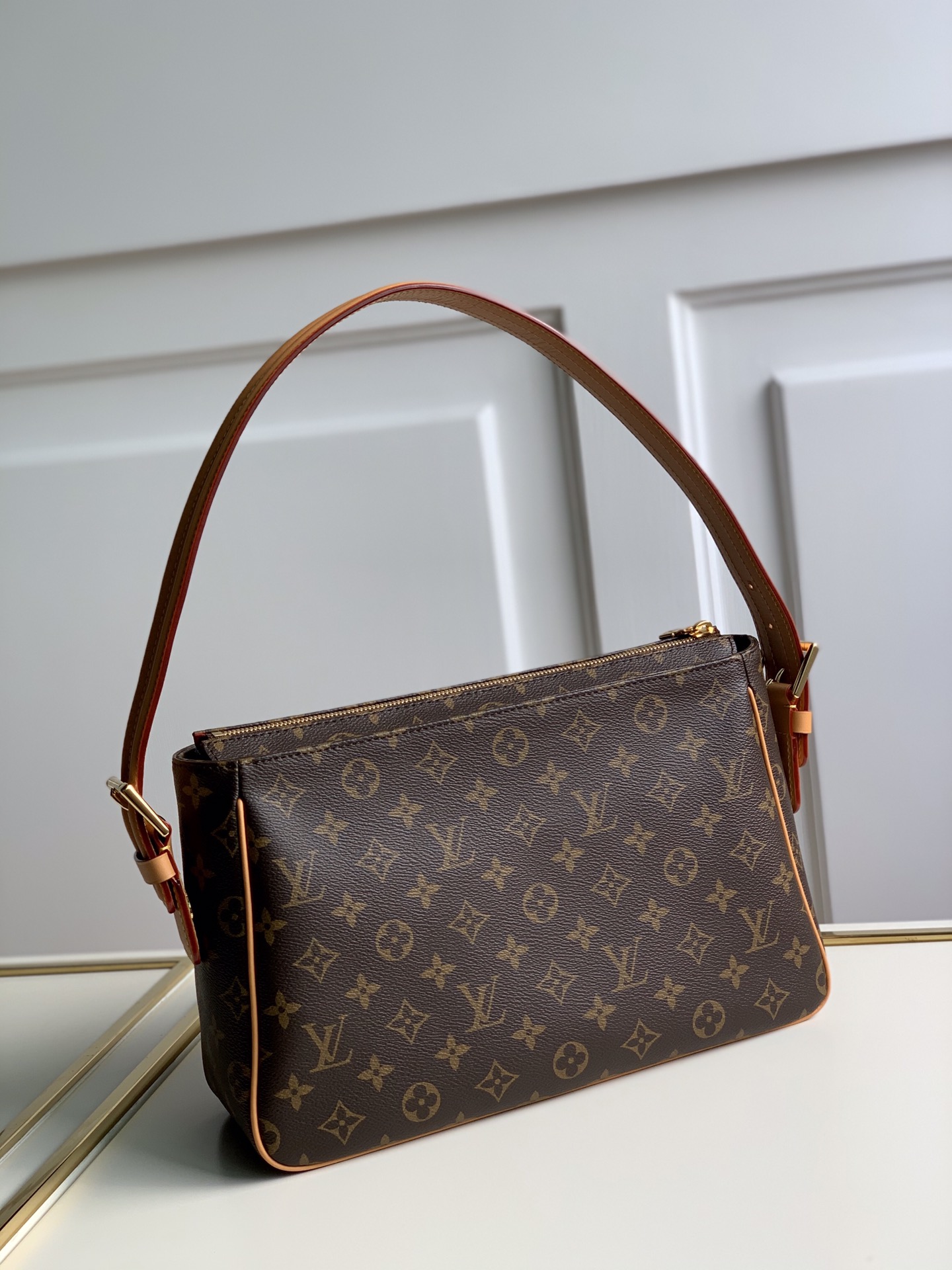 L0vis Vvtt0n Vintage Monogram Canvas Large Shoulder Bag