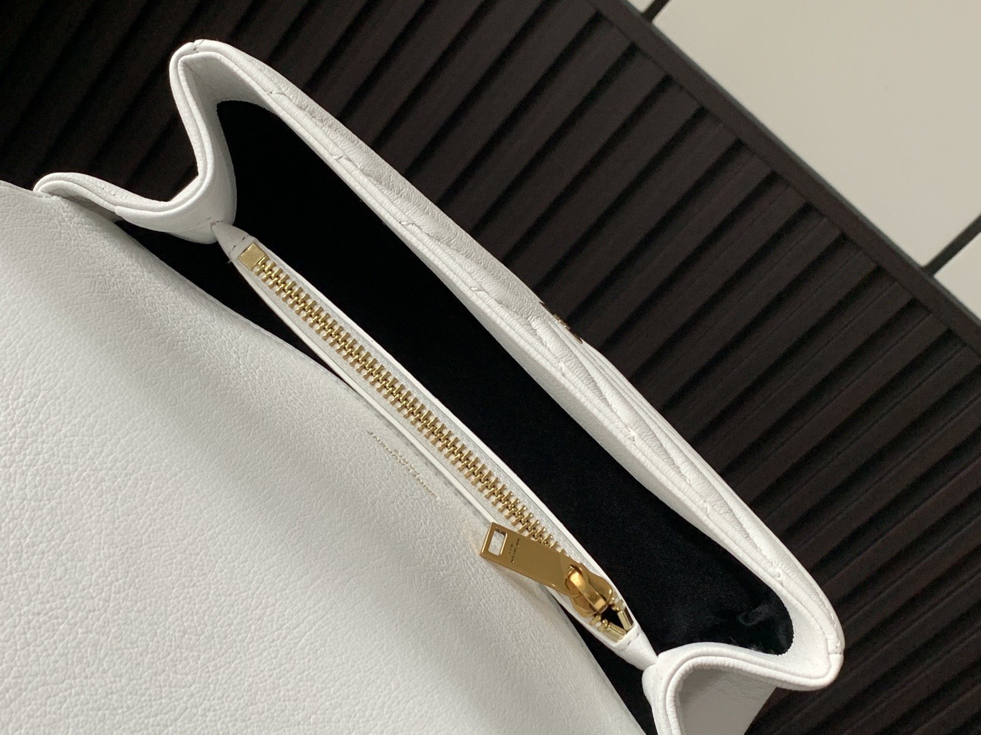 Sa1nt Lau*nt Medium Chain Bag