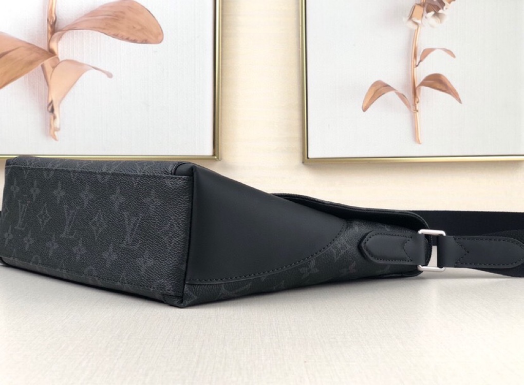 L0vis Vvtt0n Monogram Eclipse Messenger PM