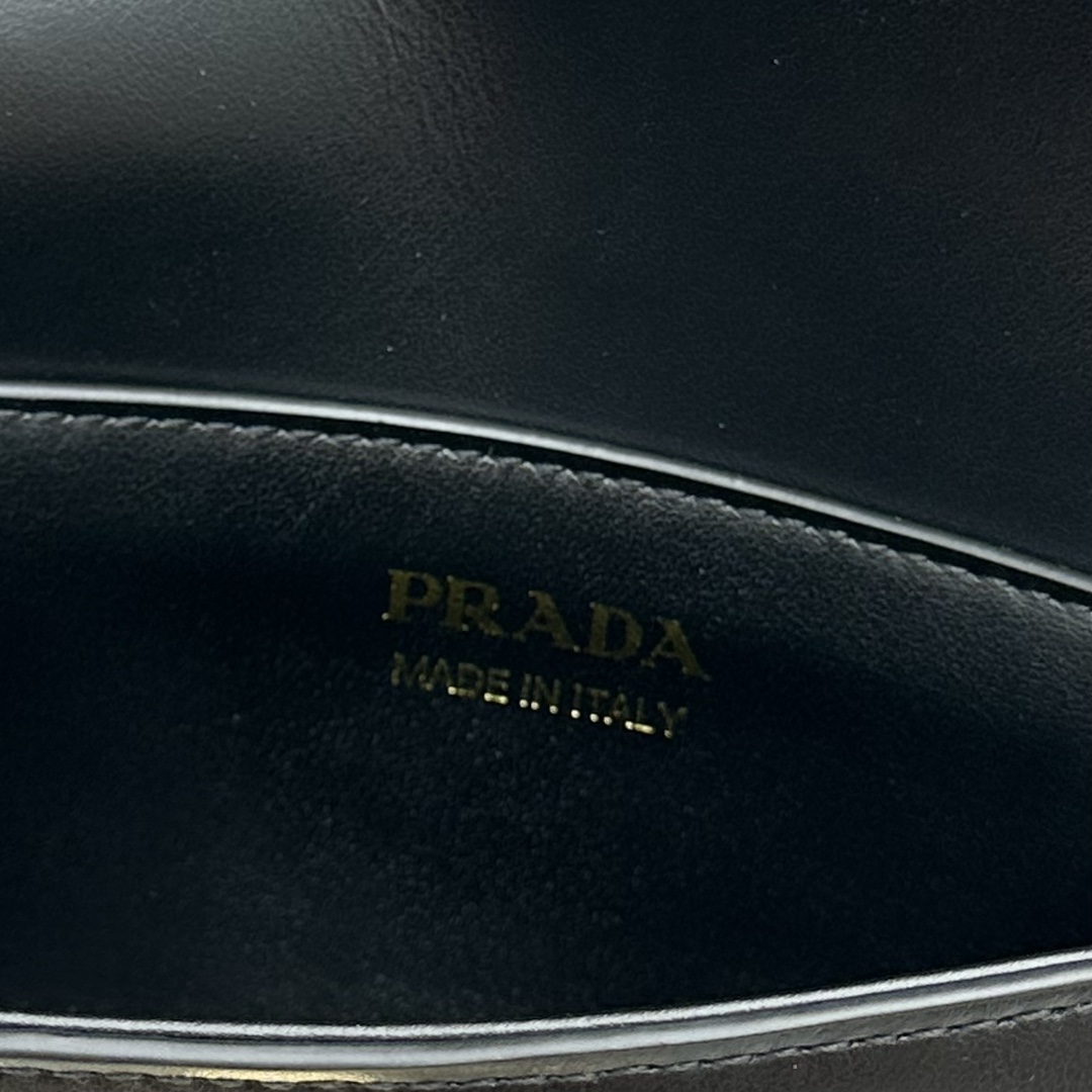 Pra*a Saffiano bag