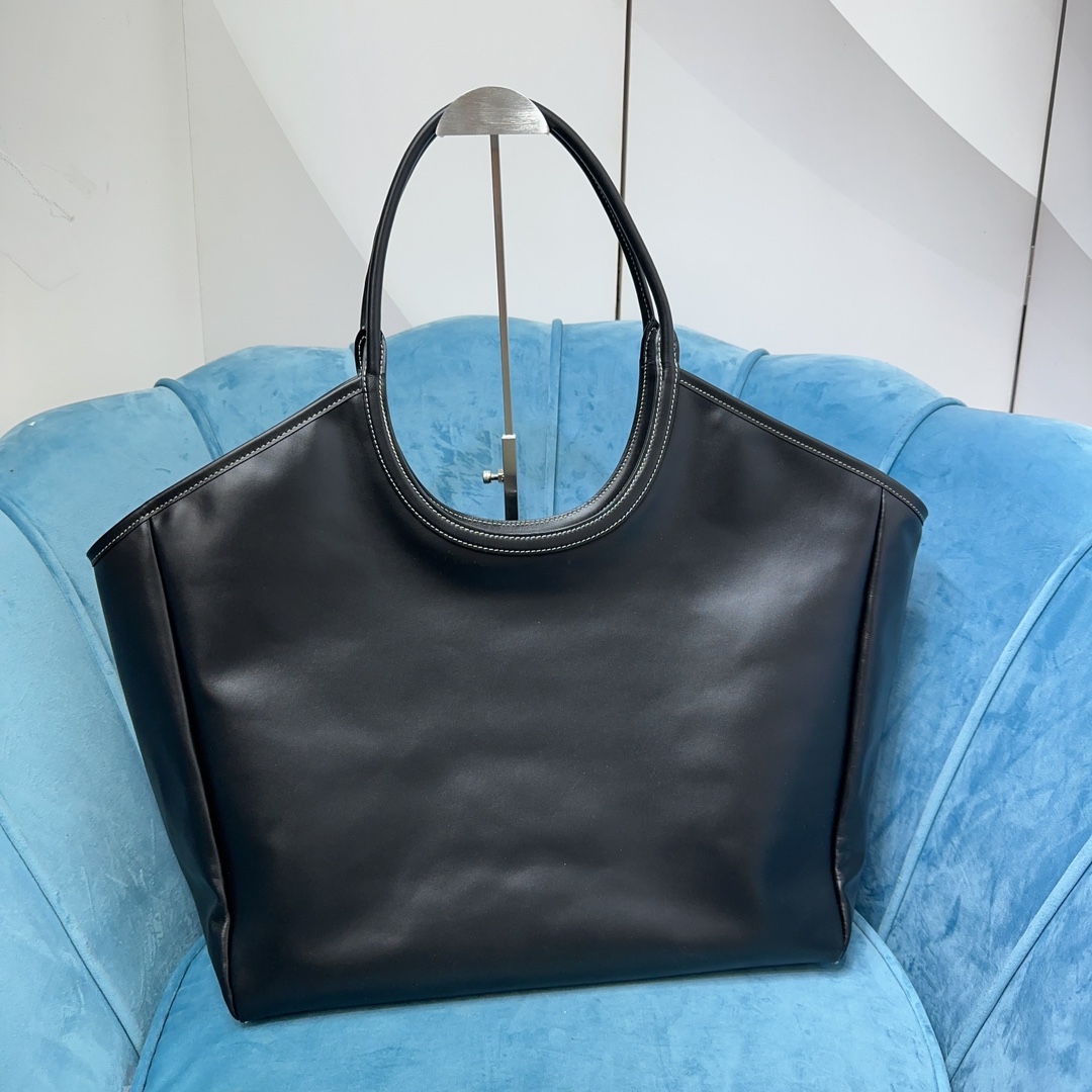 M1um1u Hobo bag