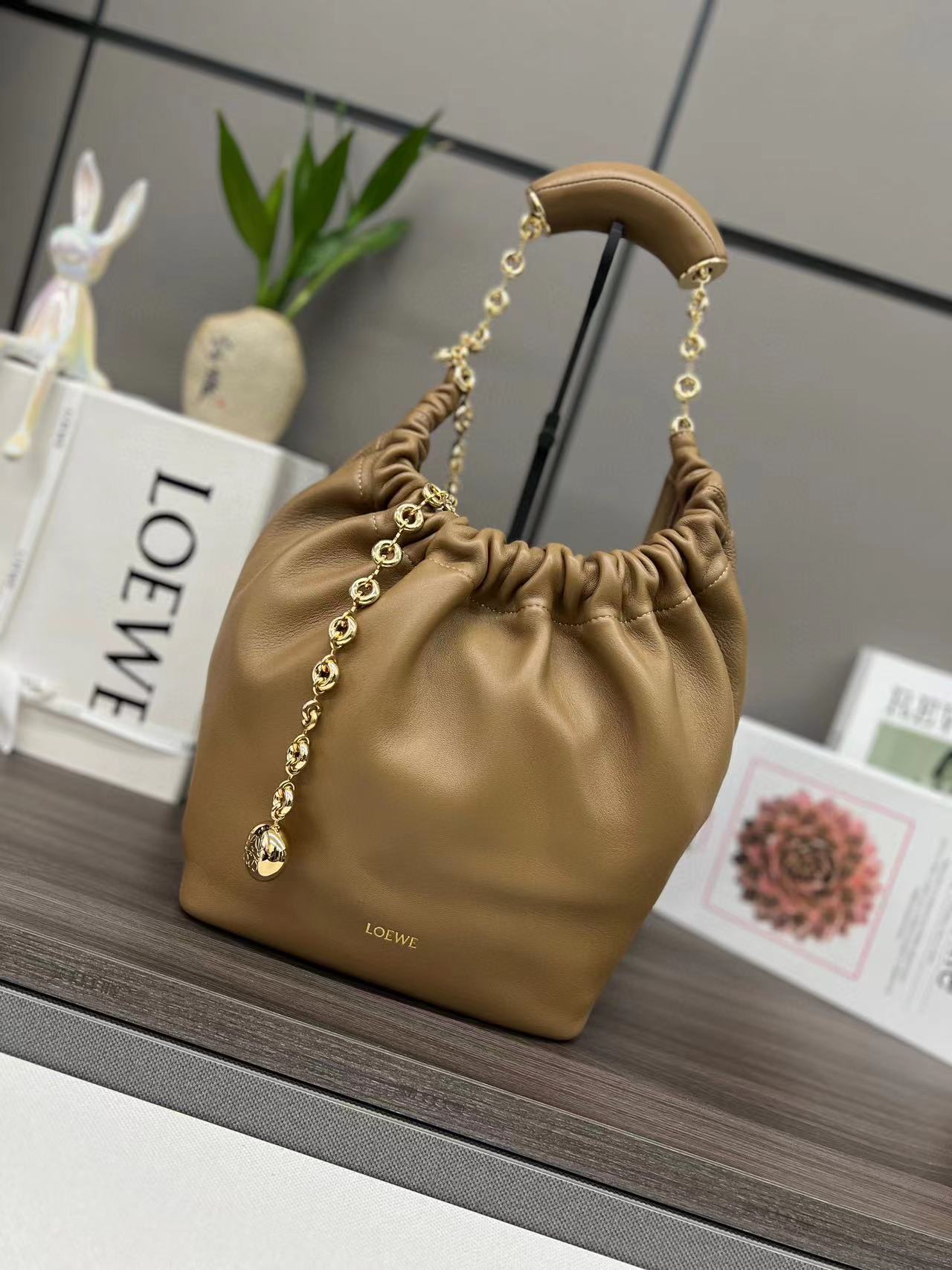 L0ew* Medium Squeeze bag in nappa lambskin