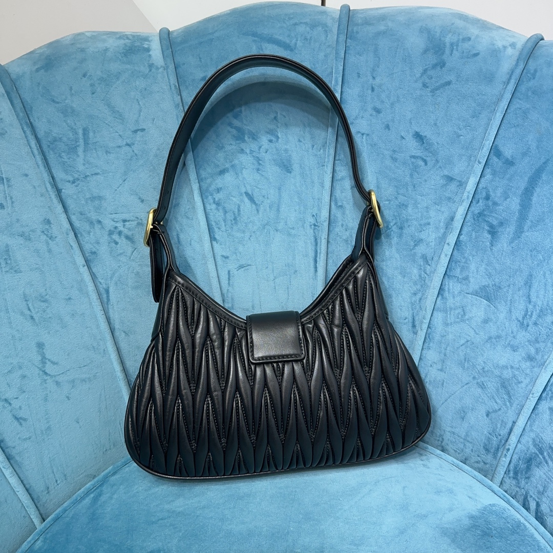 M1um1u Hobo bag