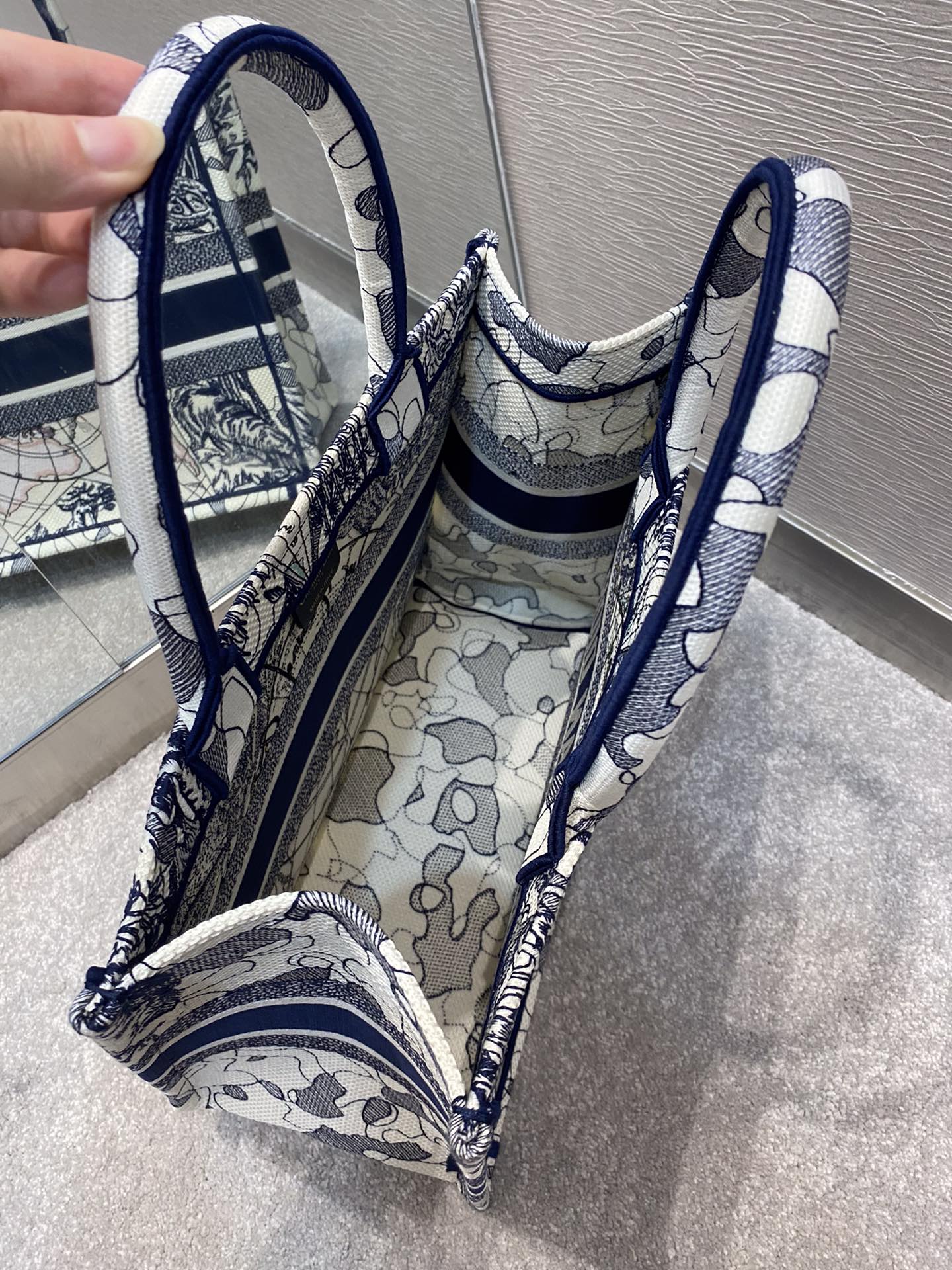 D10r Book Tote