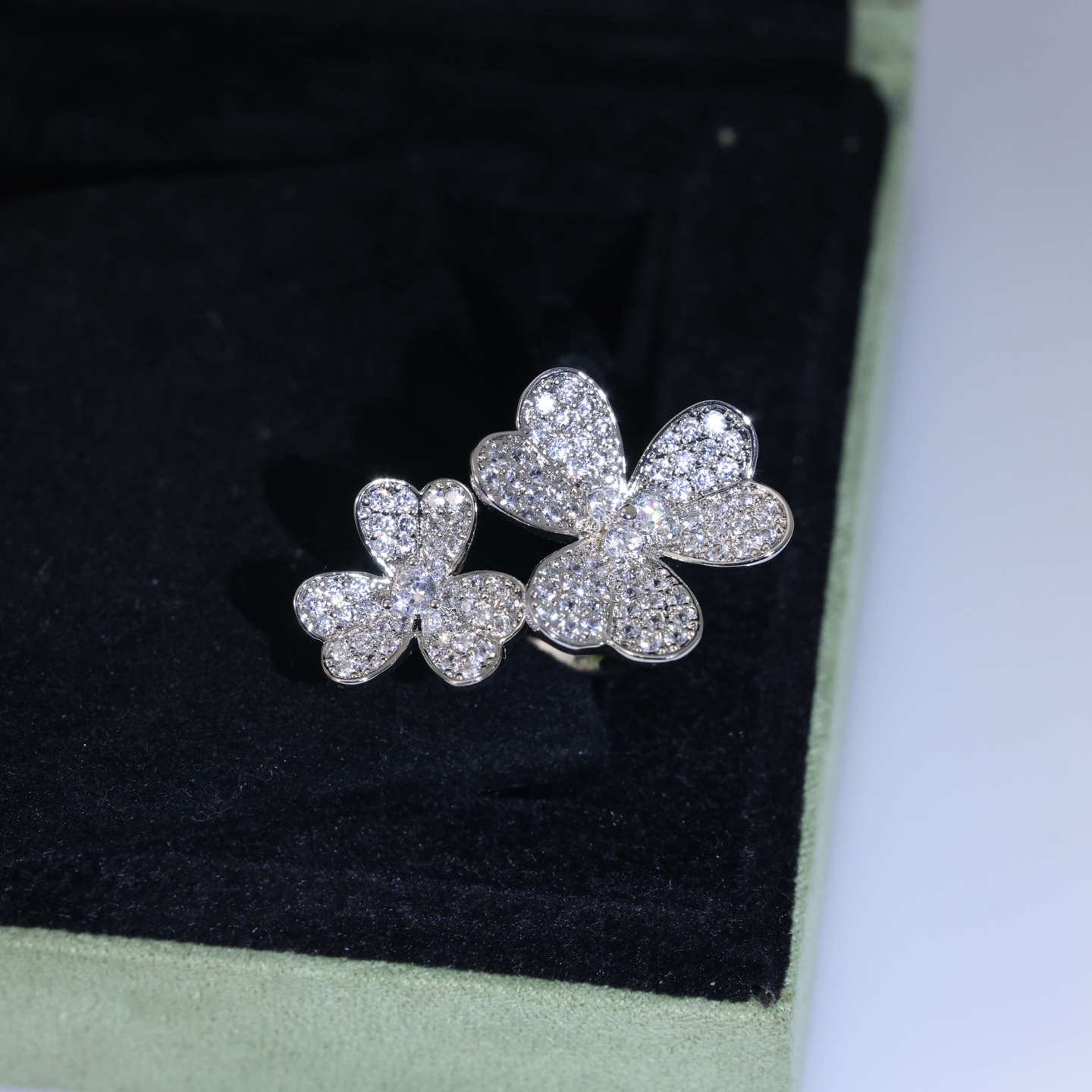 V*n Cl**f & Arpels Ring