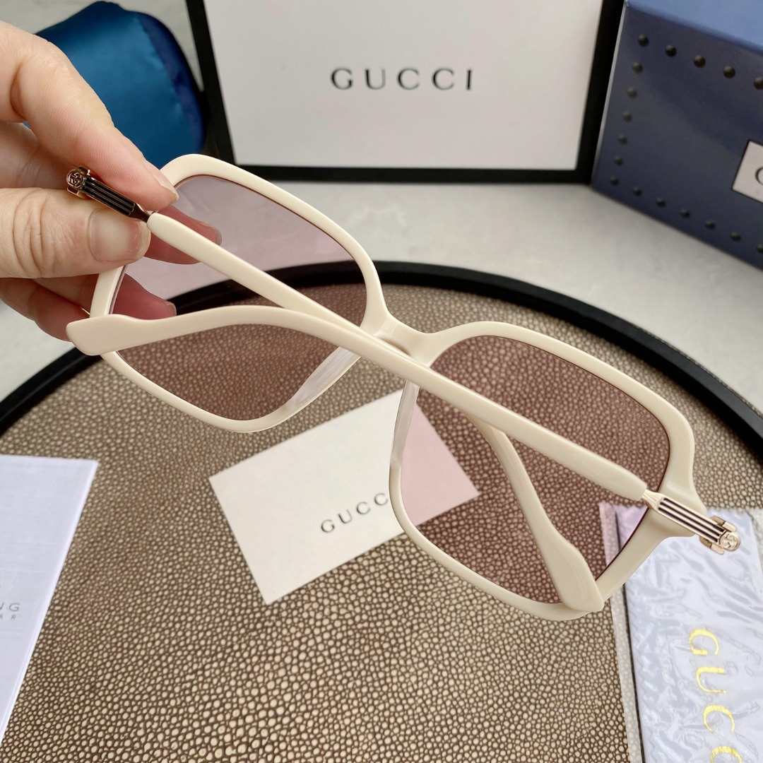 RECTANGULAR FRAME SUNGLASSES