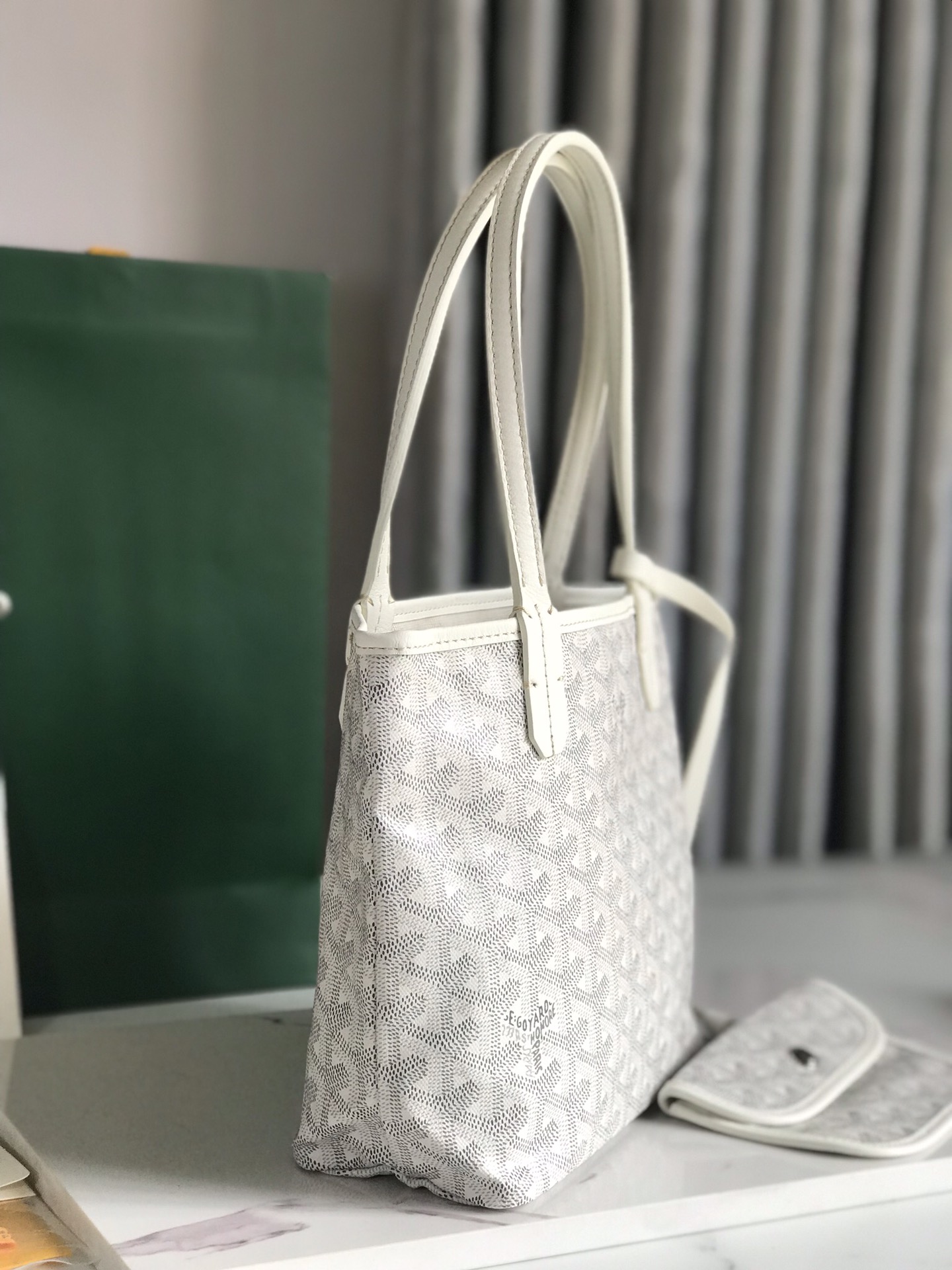 G09ard Tote bag