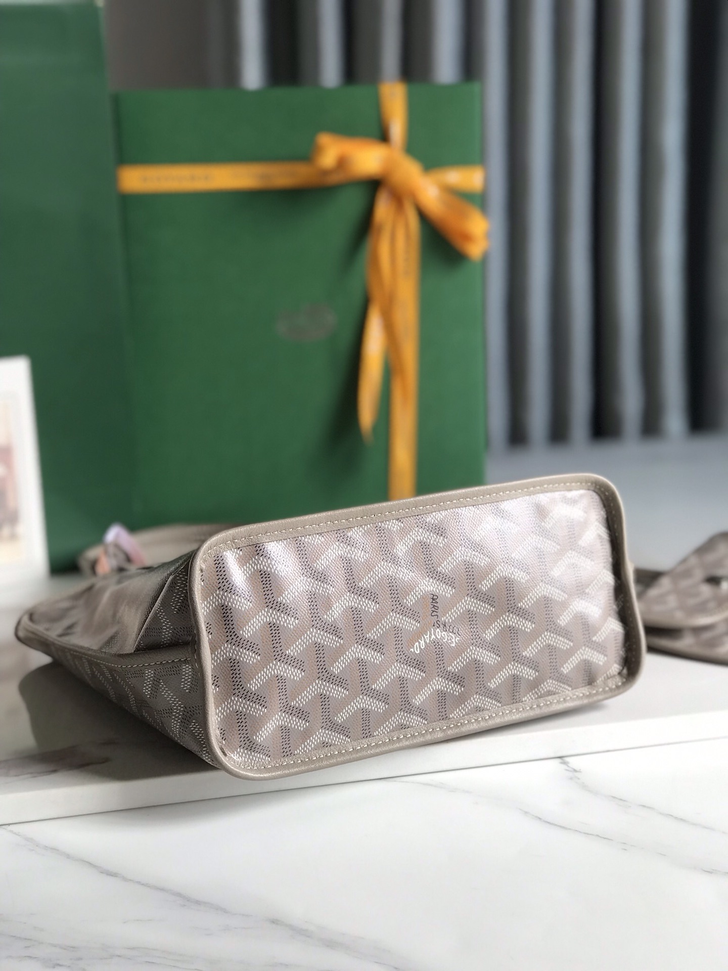 G09ard Reversible Anjou Tote PM