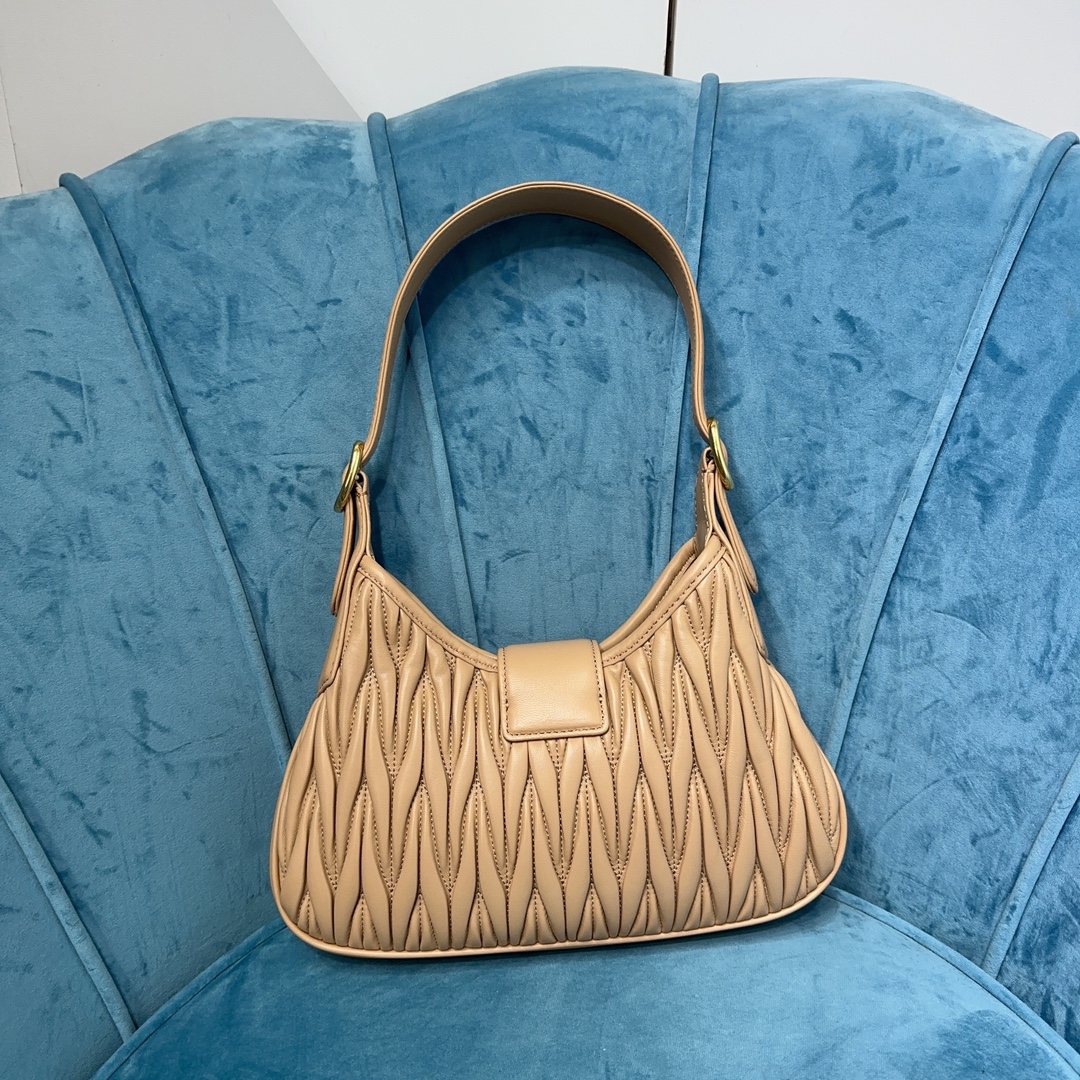 M1um1u Hobo bag