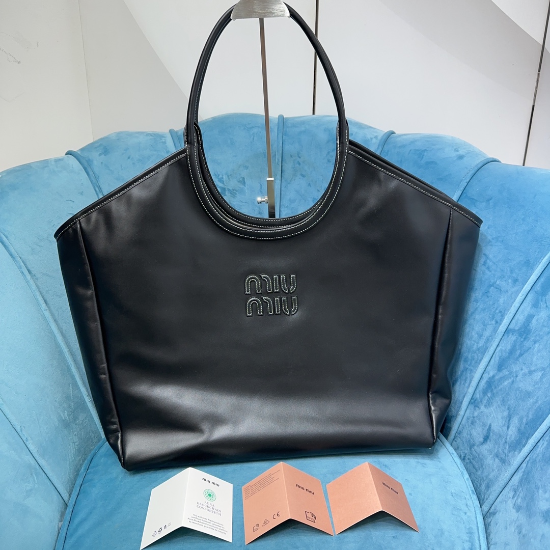 M1um1u Hobo bag