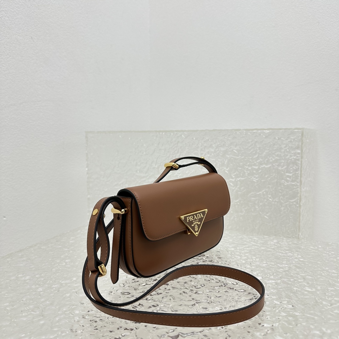 Pra*a Saffiano bag
